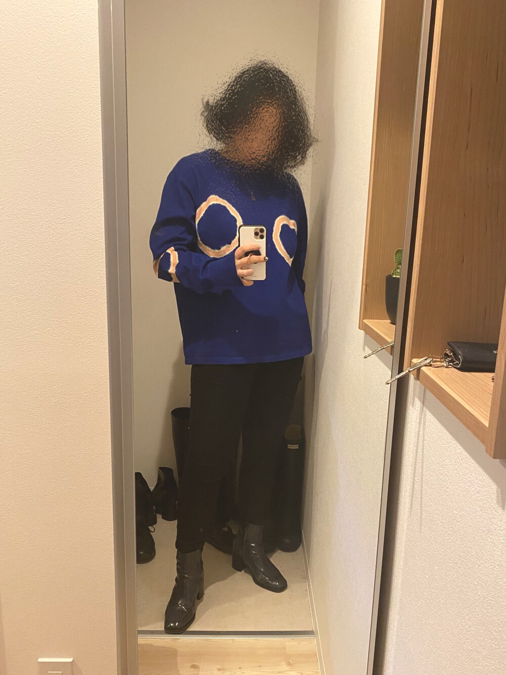 「blue、black、ROKU、6、rokubeauty&youth、22ss、青、青コーデ、untishold」｜「UNIQLOのアイテム（デニムパンツ、ブラック系）」を使った、asukaさん（レディース・163cm）の冬コーディネートの1枚目の写真
