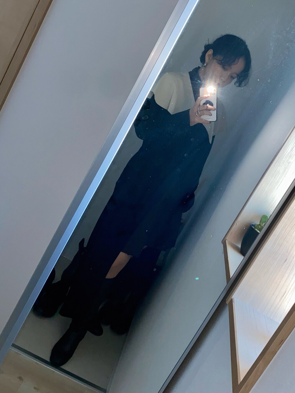 「KISHIDAMIKI、litmus、BEAMS、Ray BEAMS、誕生日コーデ」｜「KISHIDAMIKIのcoatdress（ワンピース、ブラック系）」を使った、asukaさん（レディース・163cm）の秋コーディネートの1枚目の写真