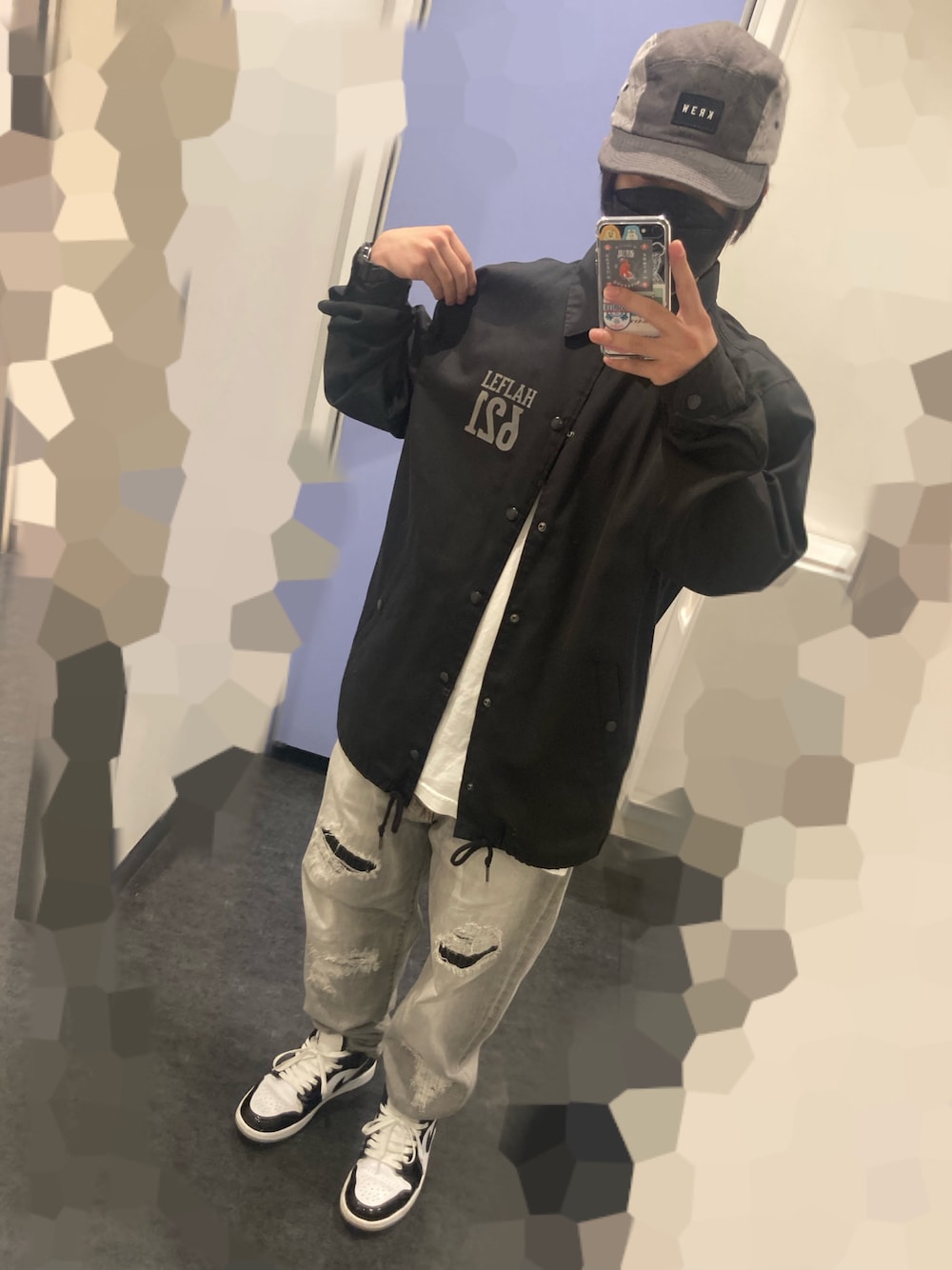 「モノトーン、雨の日コーデ、ビッグシルエット、今日のコーデ、オーバーサイズ、デニムパンツ、NIKE、LEFLAH、ストリート、スニーカー、コーチジャケット」｜「AIR JORDANのAIR JORDAN 1 LOW エア ジョーダン 1 LOW 553558-124  124WHITE/HYPRYL（スニーカー、ホワイト系）」を使った、M4S4T0さん（メンズ・160cm）の春コーディネートの1枚目の写真