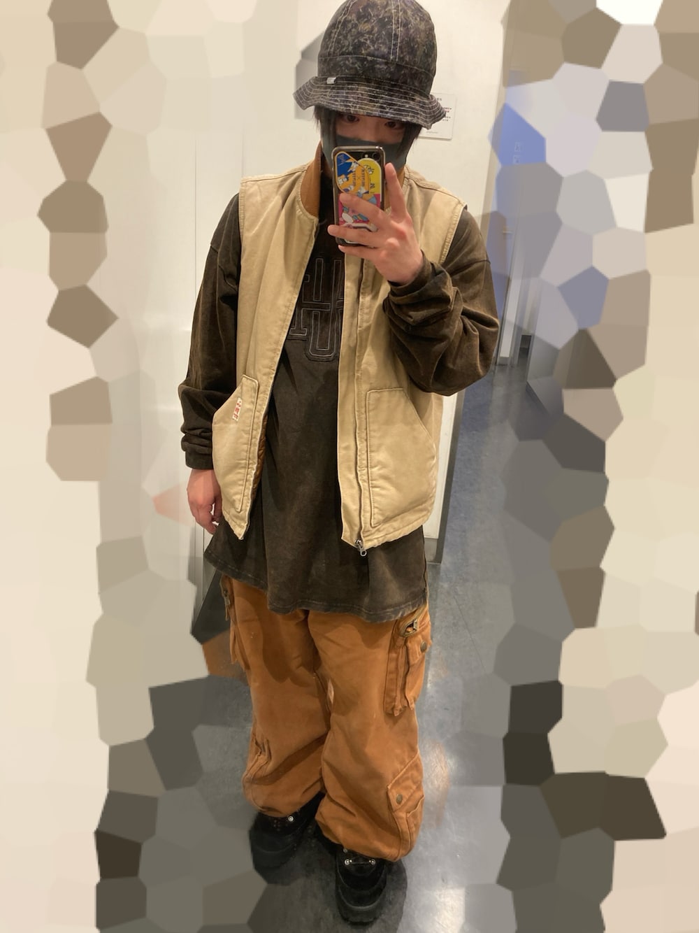「ワイドパンツ、メンズコーデ、茶色、休日コーデ、低身長、ootd、スニーカー、バケットハット、ダウンベスト、ロンT、ストリート、NIKE、お洒落さんとつながりたい、カーゴパンツ、カジュアル」｜「Soulfulのアイテム（帽子、その他）」を使った、M4S4T0さん（メンズ・160cm）の春コーディネートの1枚目の写真