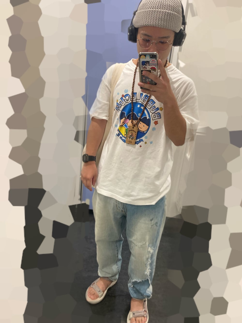 「夏コーデ、白Tシャツ、大人カジュアル、シンプルスタイル、ゆるコーデ、ホワイト、ビッグシルエット、teva、お洒落さんとつながりたい、低身長、LEFLAH、デニム、デニムパンツ、サンダル、サングラス」｜「LEFLAHのアイテム（デニムパンツ、ブルー系）」を使った、M4S4T0さん（メンズ・160cm）の夏コーディネートの1枚目の写真
