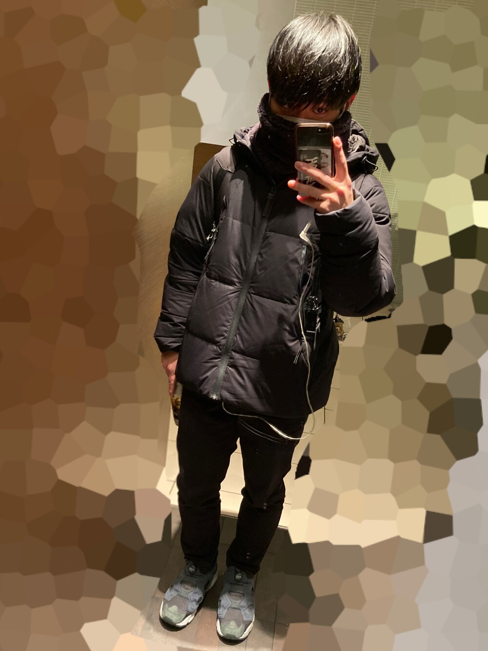 「出勤コーデ、出勤スタイル、シンプルコーデ、おしゃれさんと繋がりたい、オトナカジュアル、低身長、シンプル、スニーカー、ポンプフューリー、冬コーデ、ファストファッション、ワークマン、GU、reebok、INSTA PUMP FURY」｜「ワークマンのアイテム（ダウンジャケット/コート、ブラック系）」を使った、M4S4T0さん（メンズ・160cm）の冬コーディネートの1枚目の写真
