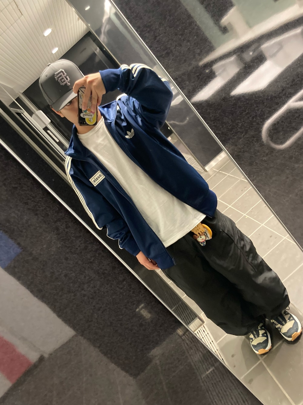 ホワイト系のTシャツ/カットソー、ブラック系のカーゴパンツ、ブルー系のジャージを着用したメンズの秋コーディネートの1枚目の写真