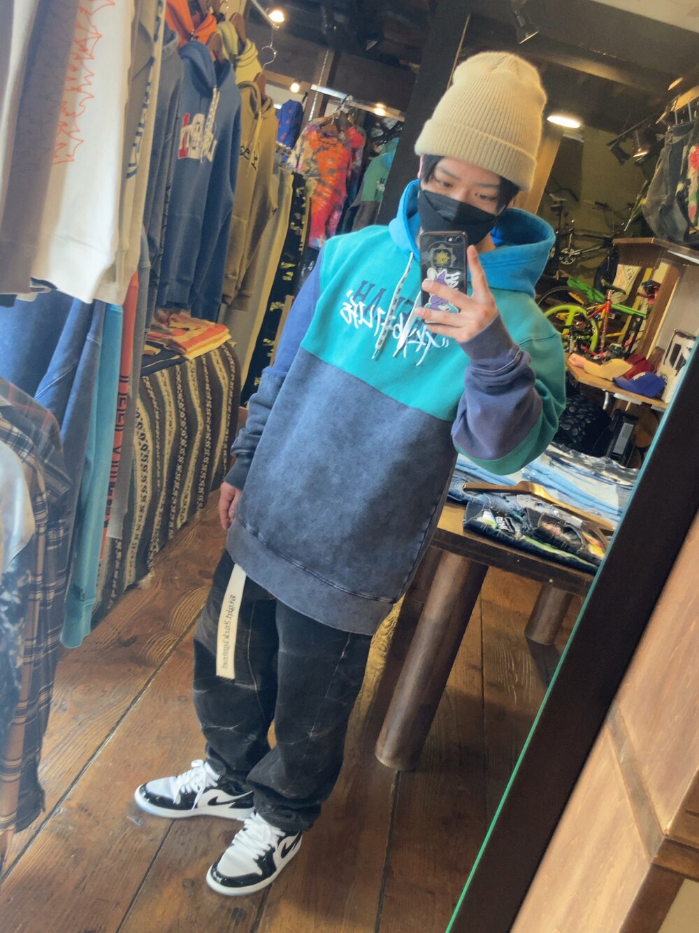 「おしゃれさんと繋がりたい、大人カジュアル、スニーカーコーデ、スニーカー、いいね、save、フォローお願いします🤑、パーカー、休日スタイル、デニム、低身長、ビッグシルエット、オーバーサイズ、ストリート、AIR JORDAN、LEFLAH」｜「AIR JORDANのAIR JORDAN 1 LOW エア ジョーダン 1 LOW 553558-124  124WHITE/HYPRYL（スニーカー、ホワイト系）」を使った、M4S4T0さん（メンズ・160cm）の冬コーディネートの1枚目の写真