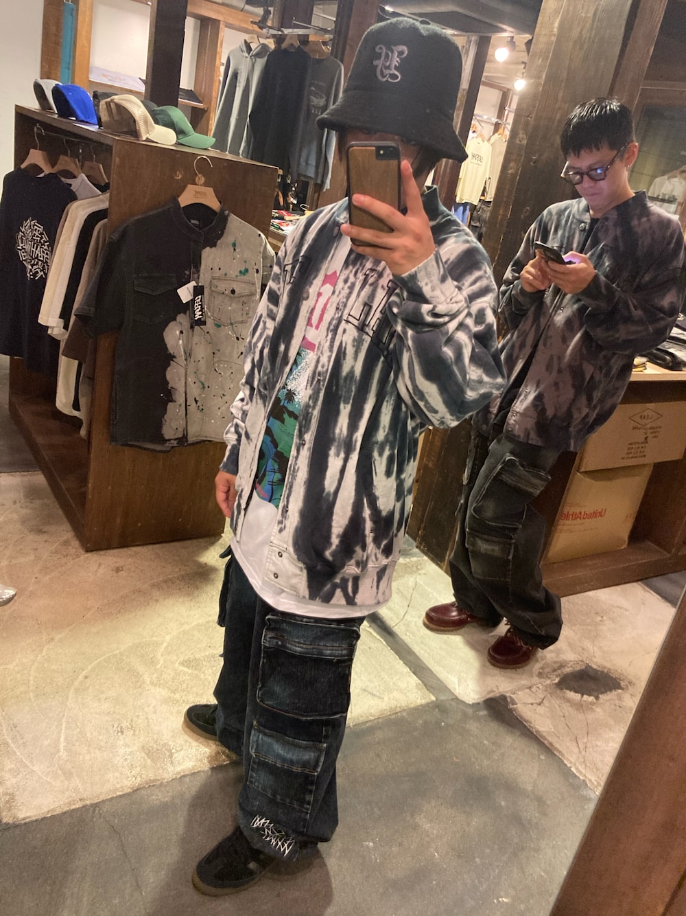 「秋っぽコーデ更新中、タイダイ柄、デニム、デニムパンツ、スニーカー、オトナカジュアル、ストリート、おしゃれさんと繋がりたい、秋のコーデ、LEFLAH、ジャケット、ハット、カジュアルコーデ、ストリート系女子、adidas」｜「LEFLAHのアイテム（ジャケット/アウター、ホワイト系）」を使った、M4S4T0さん（メンズ・160cm）の秋コーディネートの1枚目の写真