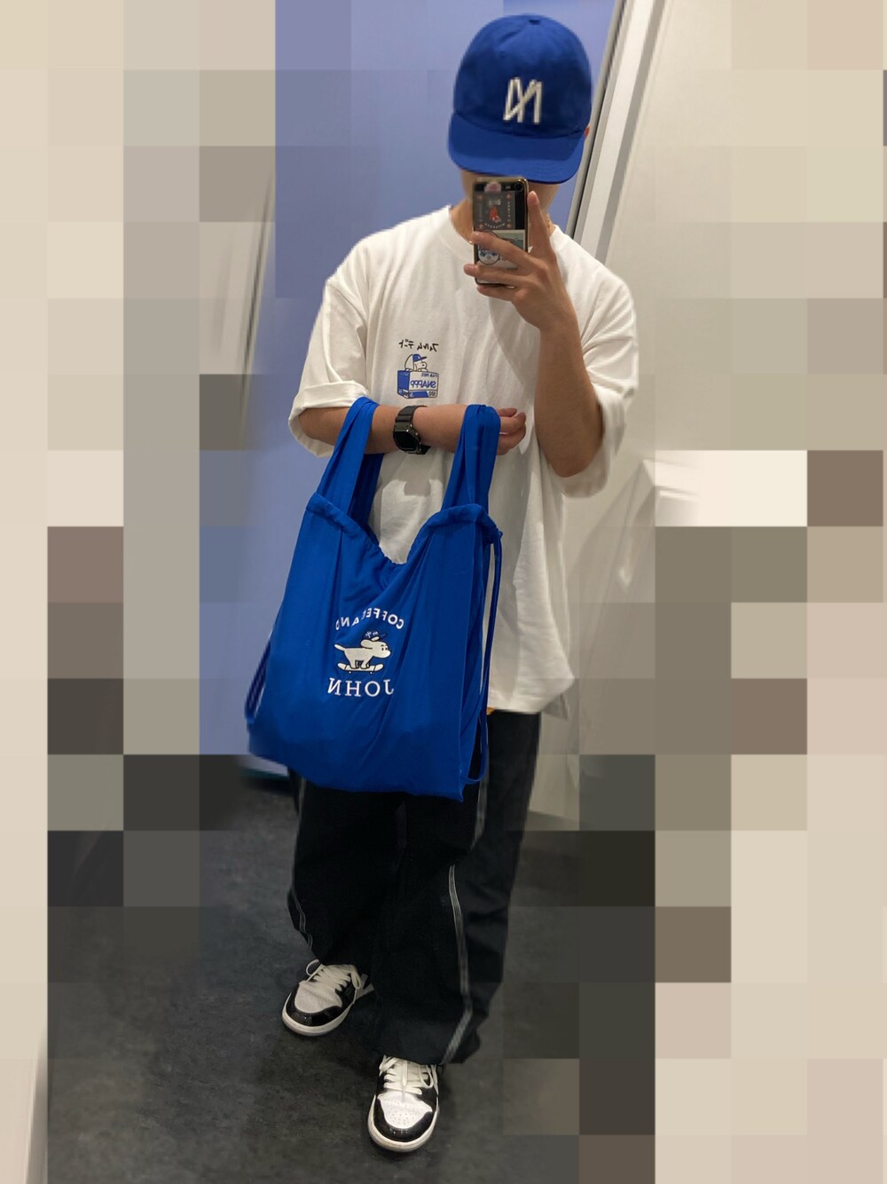 「ロゴT、シンプルコーデ、大人カジュアル、ストリートコーデ、おしゃれさんと繋がりたい、青、ブルー、NIKE、niko and ...、Cooperstown Ball Cap、ストリート、スニーカー、キャップ、ナイロンパンツ、低身長」｜「Skater Johnのアイテム（トートバッグ、ブルー系）」を使った、M4S4T0さん（メンズ・160cm）の春コーディネートの1枚目の写真