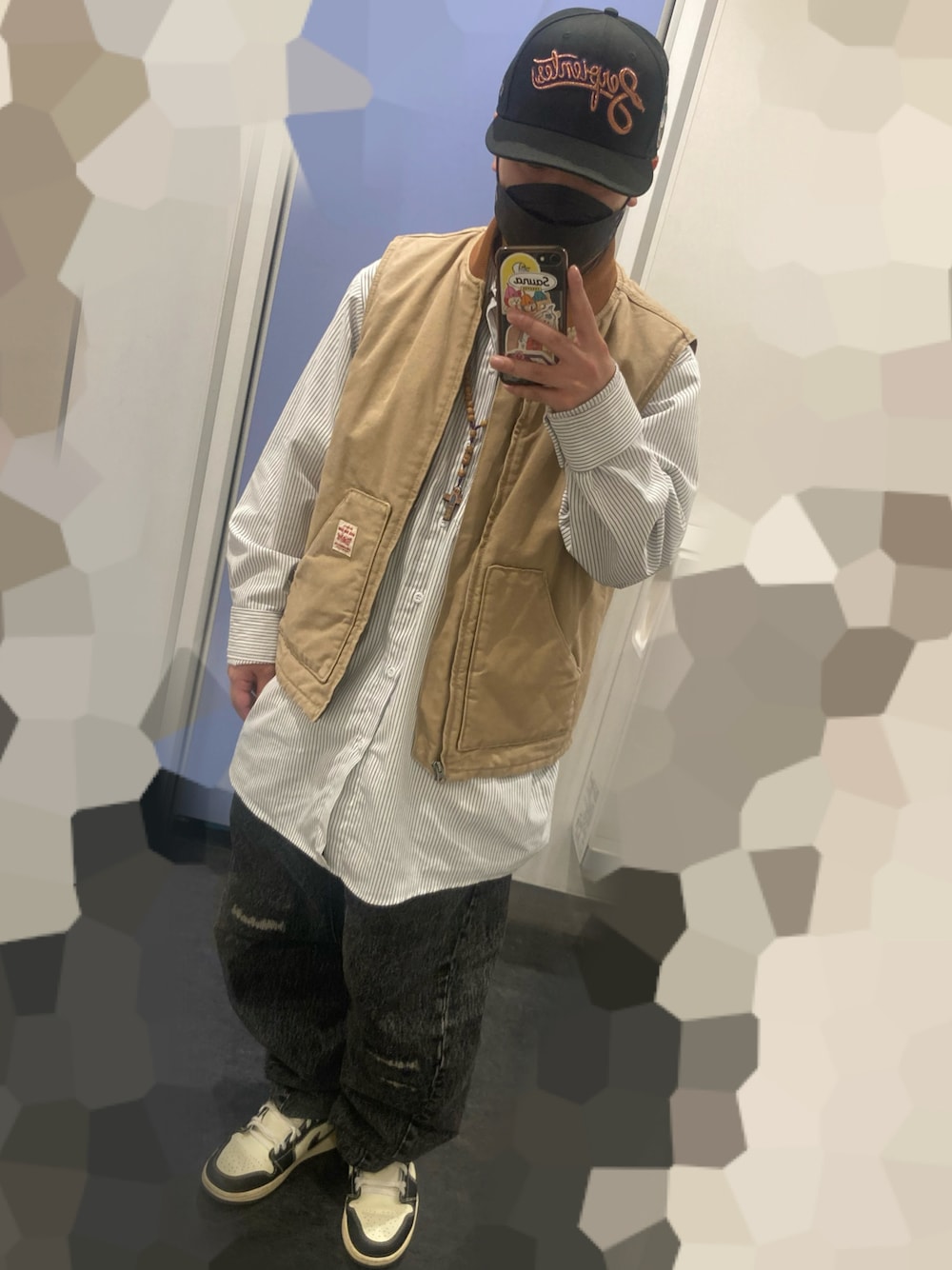 ベージュ系のスニーカー、ブラック系のデニムパンツ、ホワイト系のシャツ/ブラウスを着用したメンズの秋コーディネートの1枚目の写真