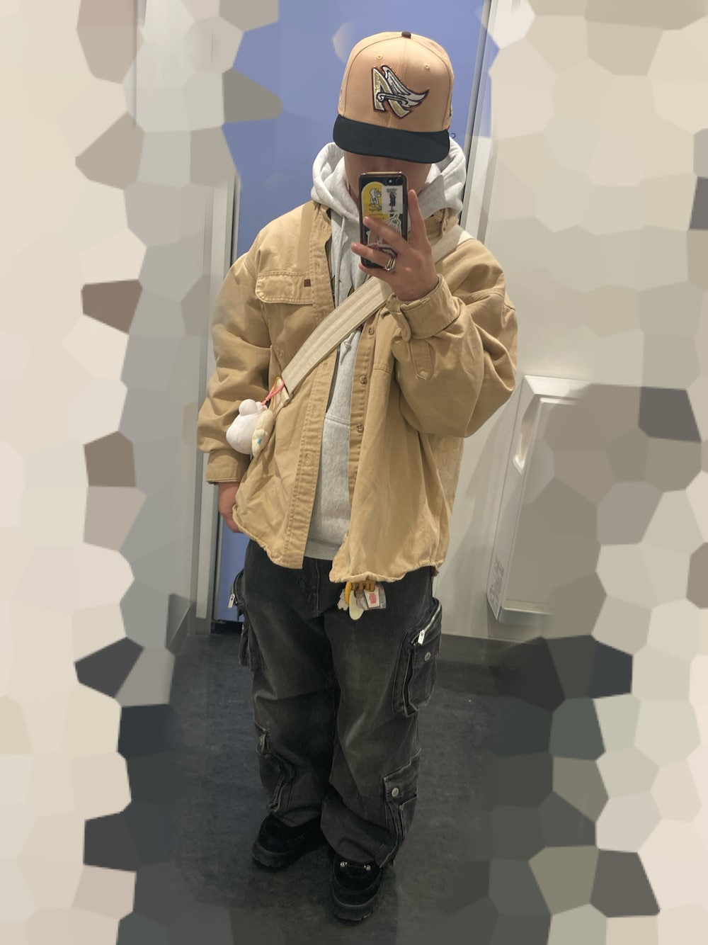 ブラック系のデニムパンツ、ベージュ系のジャケット/アウター、グレー系のパーカーを着用したメンズの秋コーディネートの1枚目の写真