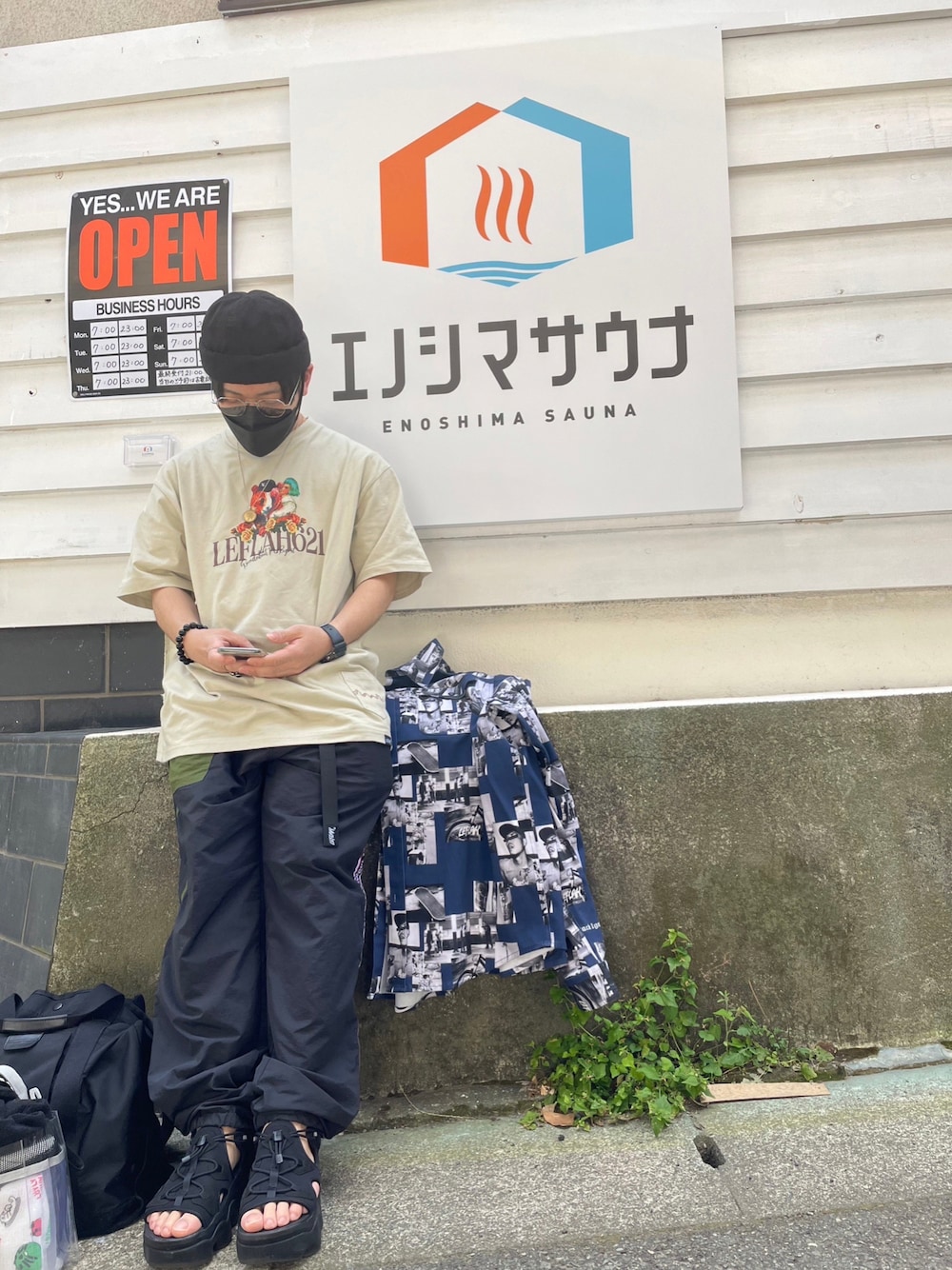 「夏コーデ、カジュアルコーデ、ナイロンパンツ、ラフ、サンダル、NIKE、LEFLAH、ストリート、サ活、ワイドパンツ、Tシャツ、サングラス、A.D.S.R.、低身長、いいね、save、フォローお願いします🤑」｜「grapefruitmoonのアイテム（帽子、ブラック系）」を使った、M4S4T0さん（メンズ・160cm）の春コーディネートの1枚目の写真