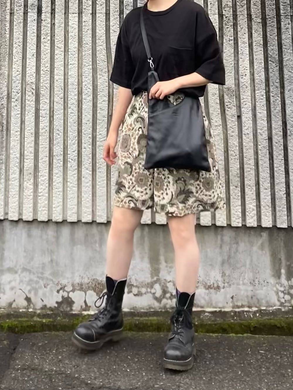 「古着、古着MIX、古着コーデ、used、ハーフパンツ、Dr.Martens、10ホール、レザー、ootd」｜「rain leatherのアイテム（バッグ、ブラック系）」を使った、ほさん（レディース・162cm）の秋コーディネートの1枚目の写真
