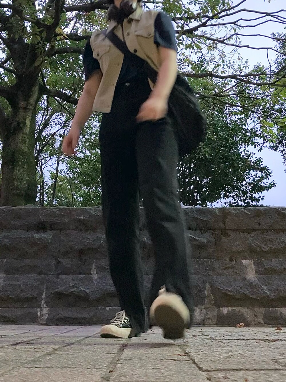 「古着、古着MIX、古着コーデ、古着好きな人と繋がりたい、秋のコーデ、Tシャツ、スニーカーコーデ、ベスト、ヘッドホン」｜「OLD NAVYのアイテム（Tシャツ/カットソー、その他）」を使った、ほさん（レディース・162cm）の夏コーディネートの1枚目の写真