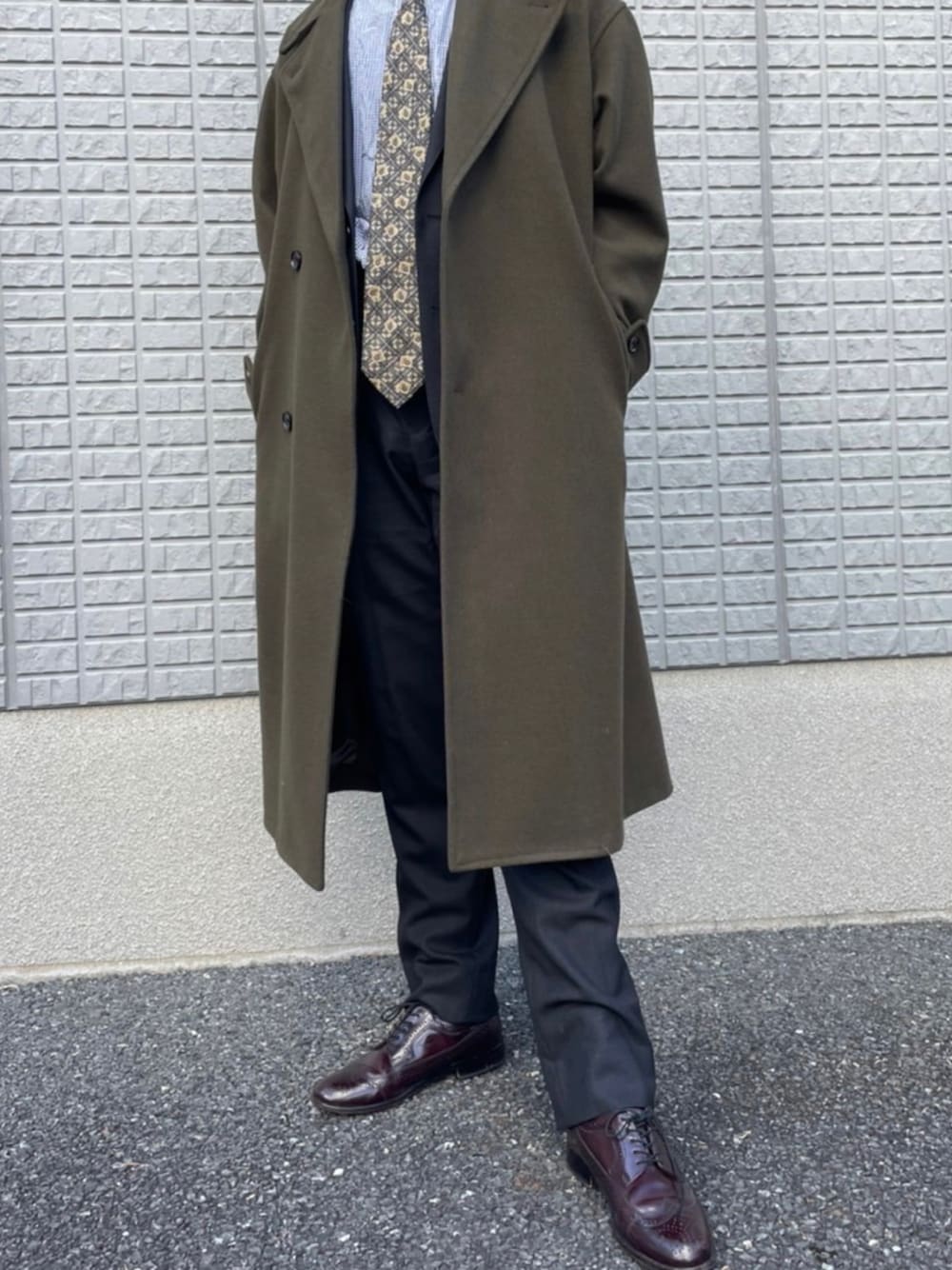 「初出勤、ビジネススタイル、チェスターコート、カーキアウター、カーキパンツ、カーキジャケット、グレーコーデ、ネクタイ」｜「LIDNMのSuper140s OFFICER COAT（チェスターコート、グリーン系）」を使った、Ryoさん（メンズ・182cm）の冬コーディネートの1枚目の写真