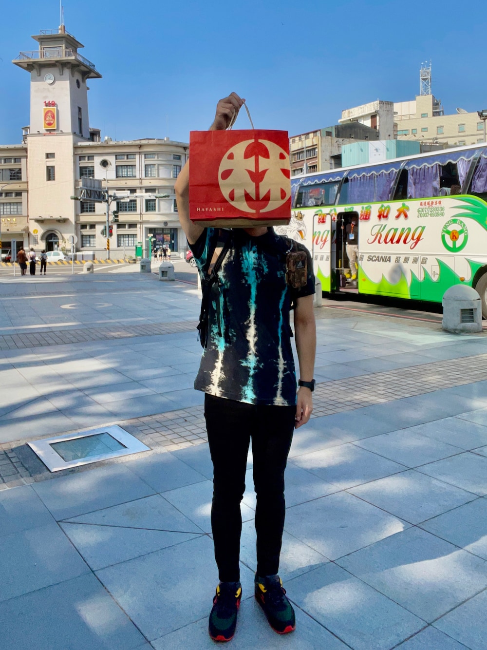 「未来のWEARISTAプロジェクト、メンズコーデ、夏コーデ、デニム、UNIQLO、ユニクロ、ポロシャツ、Desigual、NIKE、スニーカー、Gregory、台南、台湾、Taiwan、Tainan」｜「Desigualのメンズ ポロシャツ半袖 SURESH（ポロシャツ、ブラック系）」を使った、こじゃれ山さん（メンズ・183cm）の秋コーディネートの1枚目の写真