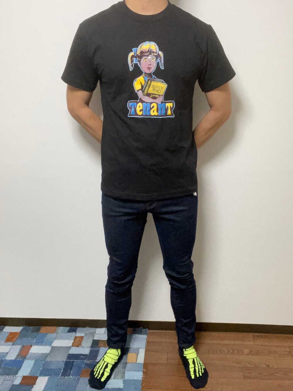 「シンプルスタイル、いいね、save、フォローお願いします🤑、休日スタイル、プリントT、黒Tシャツ、KINETICS、tennant、UNIQLO、黒、スキニーデニム、スケータースタイル」｜「tennantのアイテム（Tシャツ/カットソー、ブラック系）」を使った、こじゃれ山さん（メンズ・183cm）の秋コーディネートの1枚目の写真