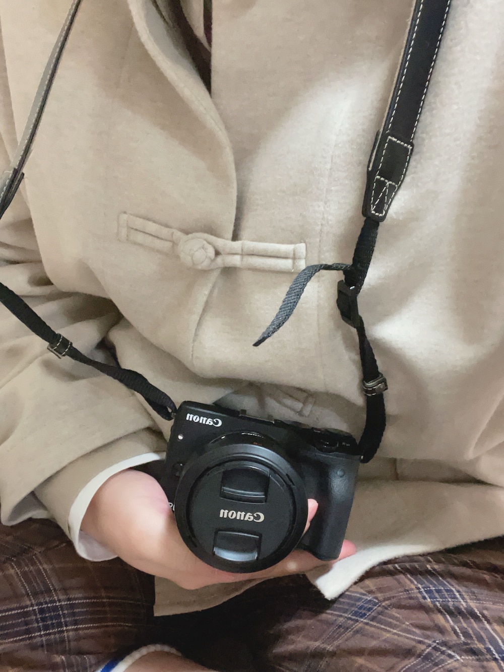 「初投稿、秋の散歩、体感は冬、チャイナ、カメラ男子」｜「無印良品のチャイナ風 カーディガン（トップス、ベージュ系）」を使った、shuさん（メンズ・168cm）の秋コーディネートの1枚目の写真