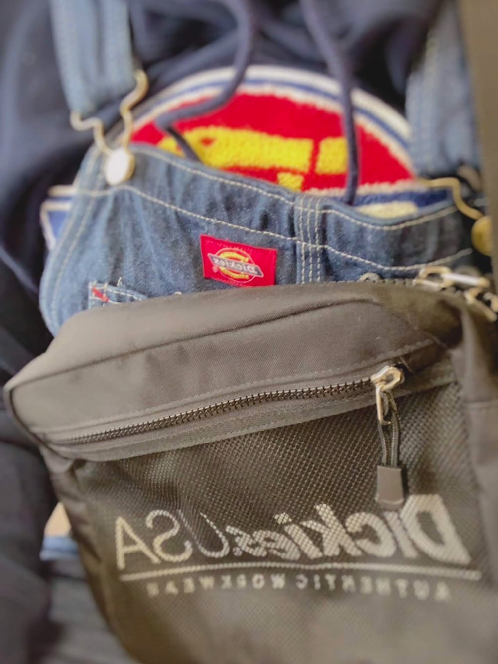 「Dickies、脱童顔コーデ」｜「DickiesのDickies/デッキーズ ロゴ ミニショルダーバック（ショルダーバッグ、ブラック系）」を使った、shuさん（メンズ・168cm）の秋コーディネートの1枚目の写真