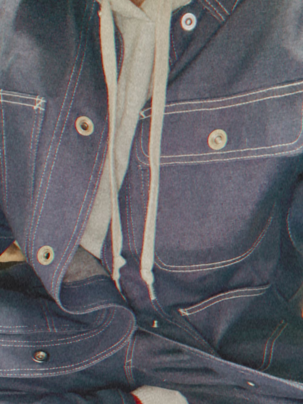 ホワイト系のデニムジャケット、ホワイト系のデニムパンツ、グレー系のパーカーを着用したメンズの秋コーディネートの1枚目の写真