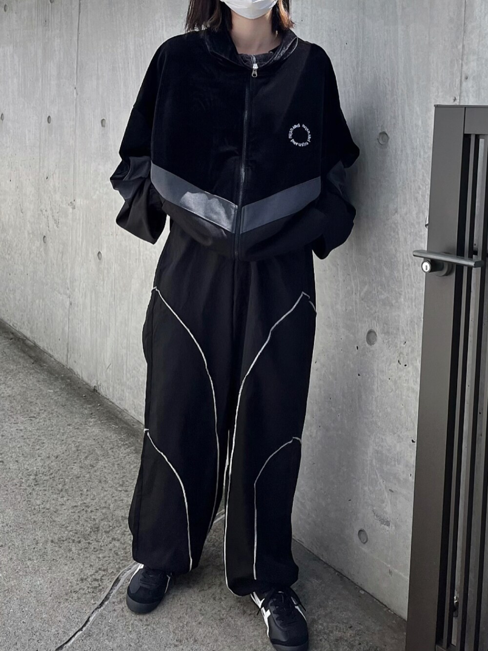 「WEARyouthコーデ、秋服準備はじめました、初秋コーデ、モノトーンコーデ、ブラックコーデ、ストリート、メンズライク、トラックジャケット、バンディングパンツ、ゆるコーデ、ラフコーデ、カジュアルコーデ、カーゴパンツ、スニーカーコーデ、古着MIX」｜「FOLLOWINの[UNISEX] ストリングラインハイウエストバンディングパンツ（スウェットパンツ、ブラック系）」を使った、Mocyaさん（レディース・161cm）の夏コーディネートの1枚目の写真