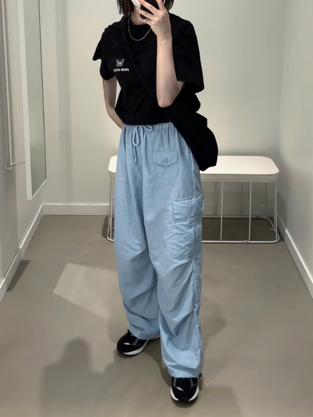 「シンプルコーデ、カジュアルコーデ、シンプル、夏ファッション、カーゴパンツ、メンズライク、ライトブルー、ブルー、Tシャツ、黒Tシャツ、New Balance、スニーカーコーデ、韓国ファッション」｜「NEW BALANCEのM2002R GTX（スニーカー、ブラック系）」を使った、Mocyaさん（レディース・161cm）の夏コーディネートの1枚目の写真