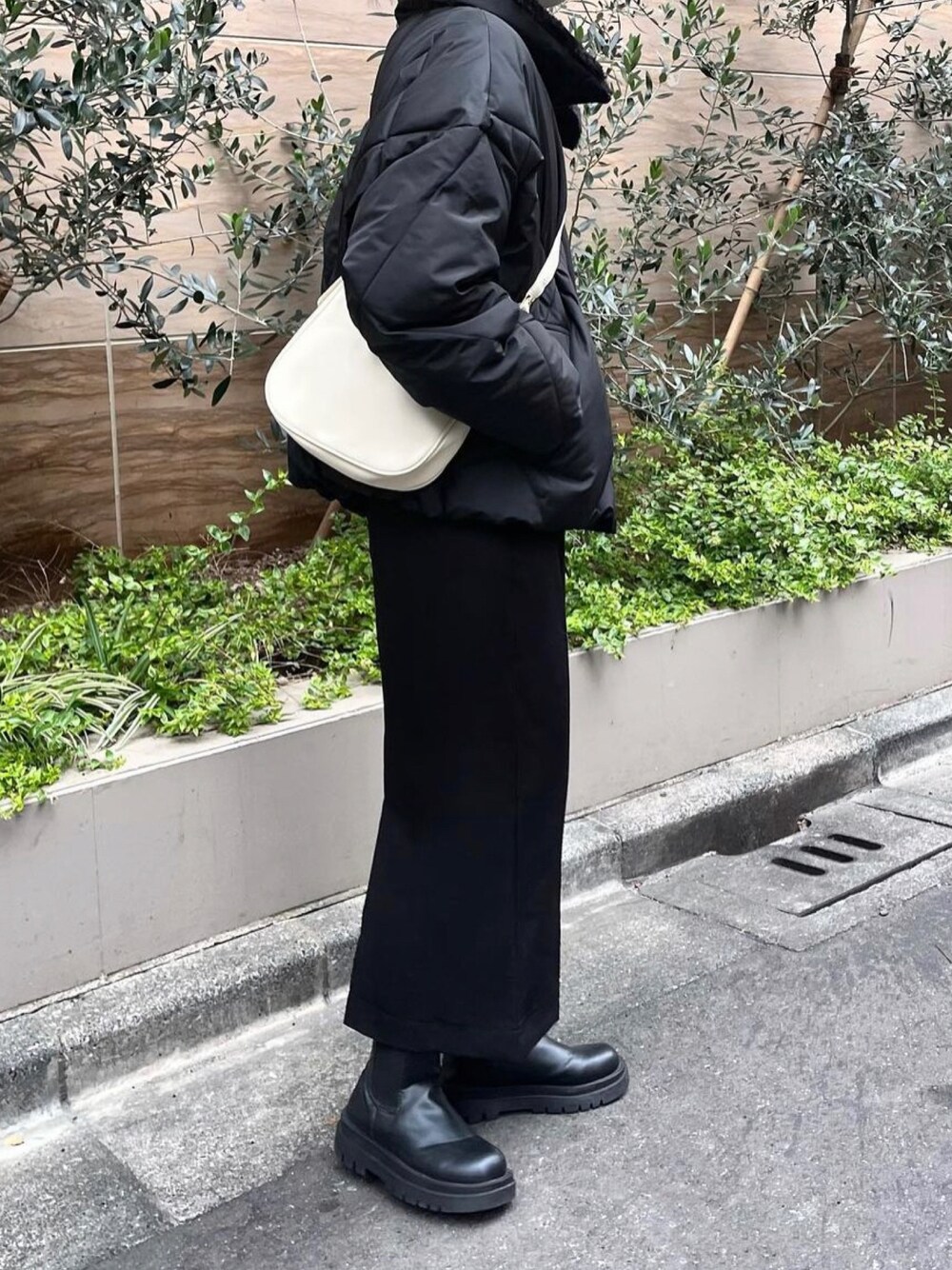 「秋服まるっと大公開、秋コーデ、おでかけコーデ、キレイめ、大人コーデ、大人女子、ジャケット、キルティング、ロングスカート、ショルダーバッグ、ブーツ、モノトーンコーデ、ブラックコーデ、シンプルコーデ、プチプラコーデ」｜「SFWのレディース 靴 サイドゴアブーツ boots ローヒール 通勤通学 ブーツ（ブーツ、ブラック系）」を使った、Mocyaさん（レディース・161cm）の秋コーディネートの1枚目の写真