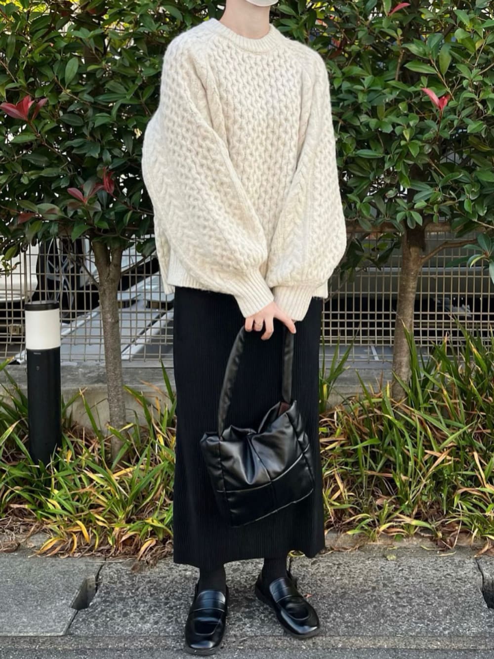 「ファッションを楽しもう、WEARyouthコーデ、秋服コーデ、シンプルコーデ、オトナカワイイ、大人コーデ、モノトーンコーデ、ニット、ケーブルニット、ボリューム袖、アイボリー、スカート、ローファー、couro、PR」｜「COUROの手編み風3GGオーバーサイズケーブルニット（ニット/セーター、ホワイト系）」を使った、Mocyaさん（レディース・161cm）の秋コーディネートの1枚目の写真