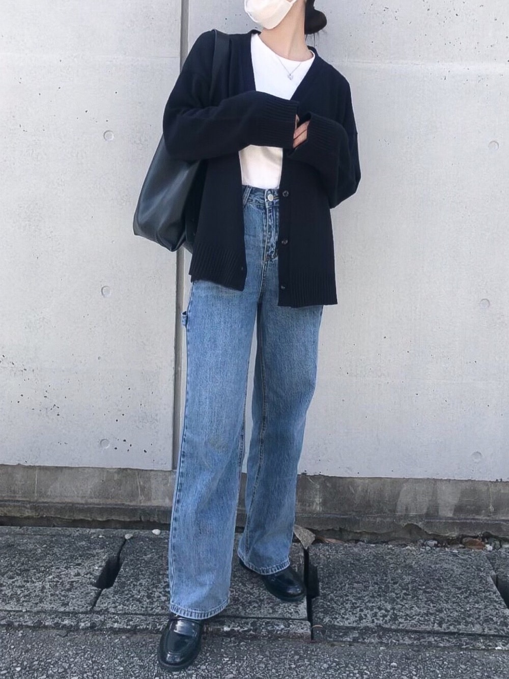 「春めき満開コーデ、春コーデ、カーディガン、シンプルコーデ、デニムパンツ、デニム、白Tシャツ、ローファー、花見、大人カジュアル」｜「UNIQLOのアイテム（カーディガン/ボレロ、ブラック系）」を使った、Mocyaさん（レディース・161cm）の春コーディネートの1枚目の写真