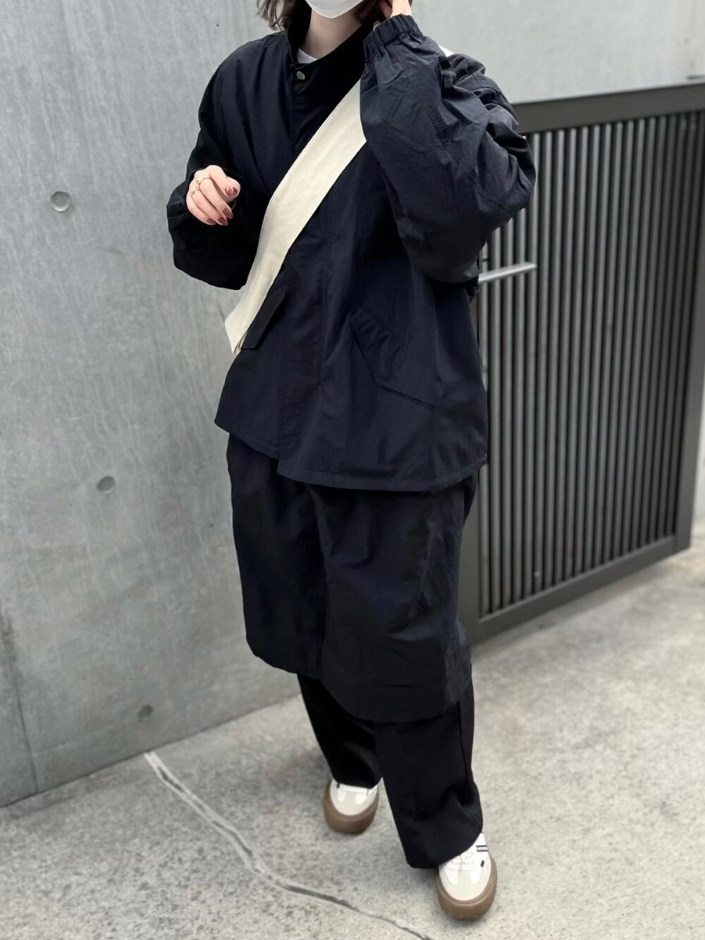 「休日スタイル、カジュアルコーデ、シンプルコーデ、ゆるコーデ、モノトーン、モノトーンコーデ、モッズコート、メンズライク、ユニセックス、スラックス、ミリタリージャケット、スニーカーコーデ、ストリートコーデ、プチプラ」｜「AIMNAIMの2WAY MODS COAT（モッズコート、ブラック系）」を使った、Mocyaさん（レディース・161cm）の冬コーディネートの1枚目の写真