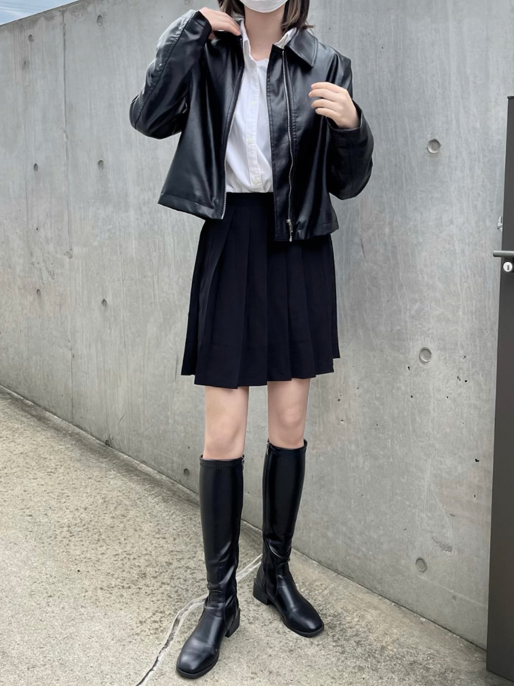 「秋服まるっと大公開、秋コーデ、オトナカジュアル、カジュアルコーデ、モノトーン、モノトーンコーデ、スカート、ロングブーツ、ブーツ、プリーツスカート、レザージャケット、シンプルコーデ、プチプラ、韓国ファッション」｜「La-gemmeのスクエアトゥロングブーツ（ブーツ、ブラック系）」を使った、Mocyaさん（レディース・161cm）の秋コーディネートの1枚目の写真