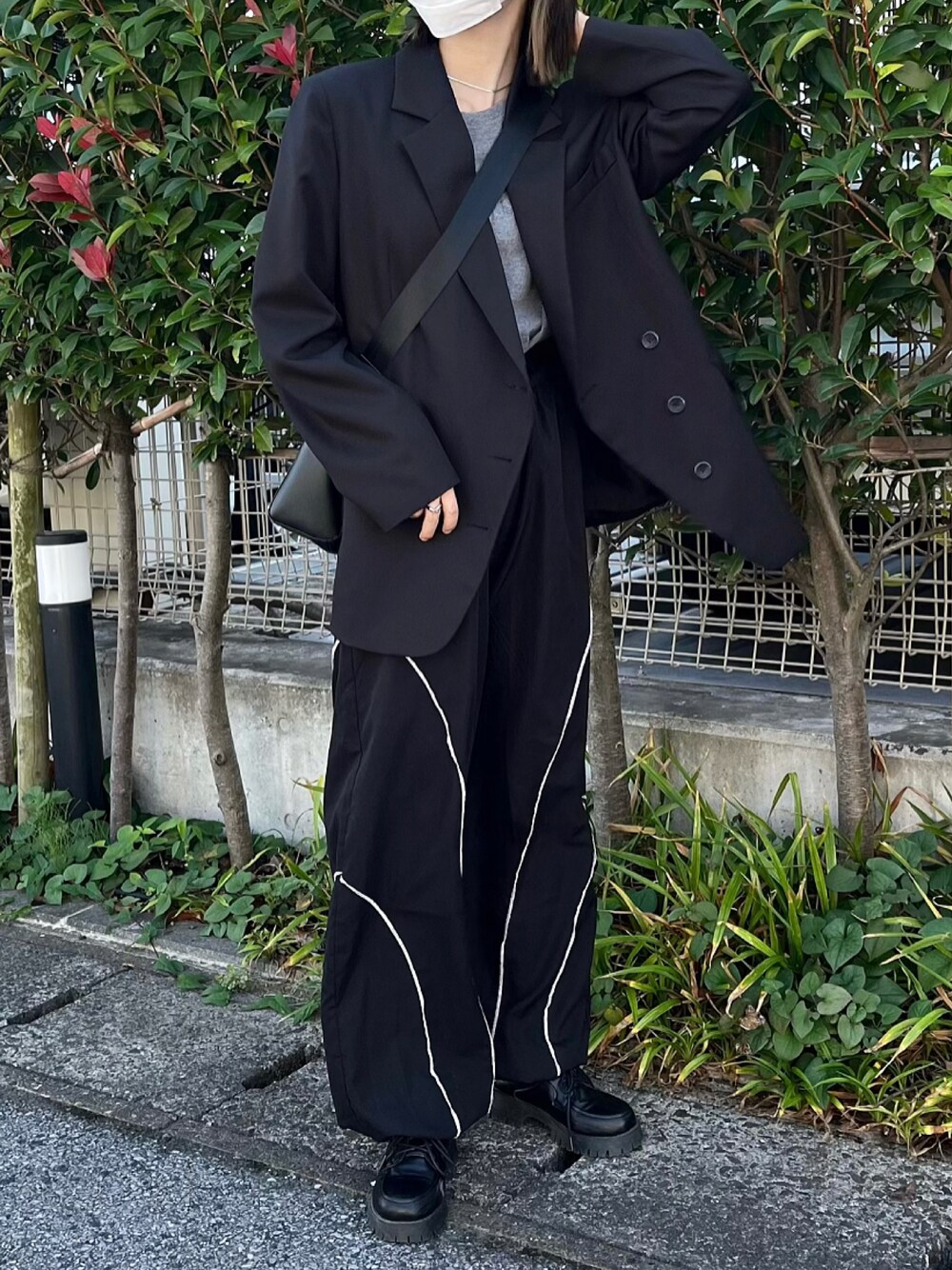 「PR、DEVICE(DEVICE)、トートバッグ、ショルダーバッグ、秋冬コーデ、秋服、大人カジュアル、きれいめカジュアル、カジュアルコーデ、メンズライク、休日コーデ、ユニセックス、カーゴパンツ、テーラードジャケット、ジャケットスタイル」｜「DEVICEの【インフルエンサーchika×DEVICE コラボ】Rename ボートシェイプ 2WAY ミニトートバッグ（トートバッグ、ブラック系）」を使った、Mocyaさん（レディース・161cm）の秋コーディネートの1枚目の写真