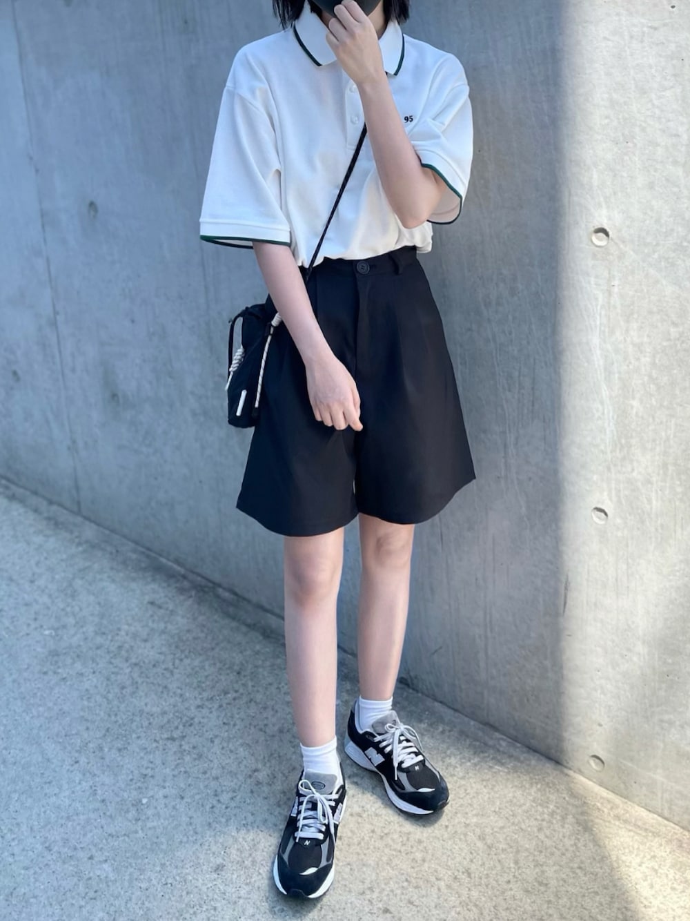 「WEARyouthコーデ、お出かけコーデ、カジュアルコーデ、メンズライク、ボーイッシュ、ユニセックス、刺繍、ポロシャツ、ポロシャツコーデ、夏、夏服コーデ、ハーフパンツ、モノトーン、スニーカーコーデ」｜「MONO-MART LADY'Sの襟ライン ナンバリングワンポイント刺繍半袖ポロシャツ（ポロシャツ、ホワイト系）」を使った、Mocyaさん（レディース・161cm）の夏コーディネートの1枚目の写真
