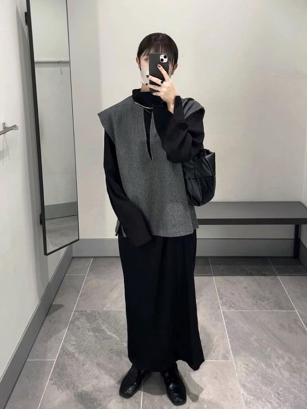 「春のおしゃ見えテクニック、春ファッション、ワンピース、ロングワンピース、レイヤードスタイル、ローファー、おでかけコーデ、キレイめ、大人コーデ、オトナ女子、ブラックコーデ、ブラック、シンプルコーデ、プチプラコーデ」｜「meJaneのクロスプレーティングリング3点セット【ZOZOTOWN限定】（リング、シルバー系）」を使った、Mocyaさん（レディース・161cm）の春コーディネートの1枚目の写真