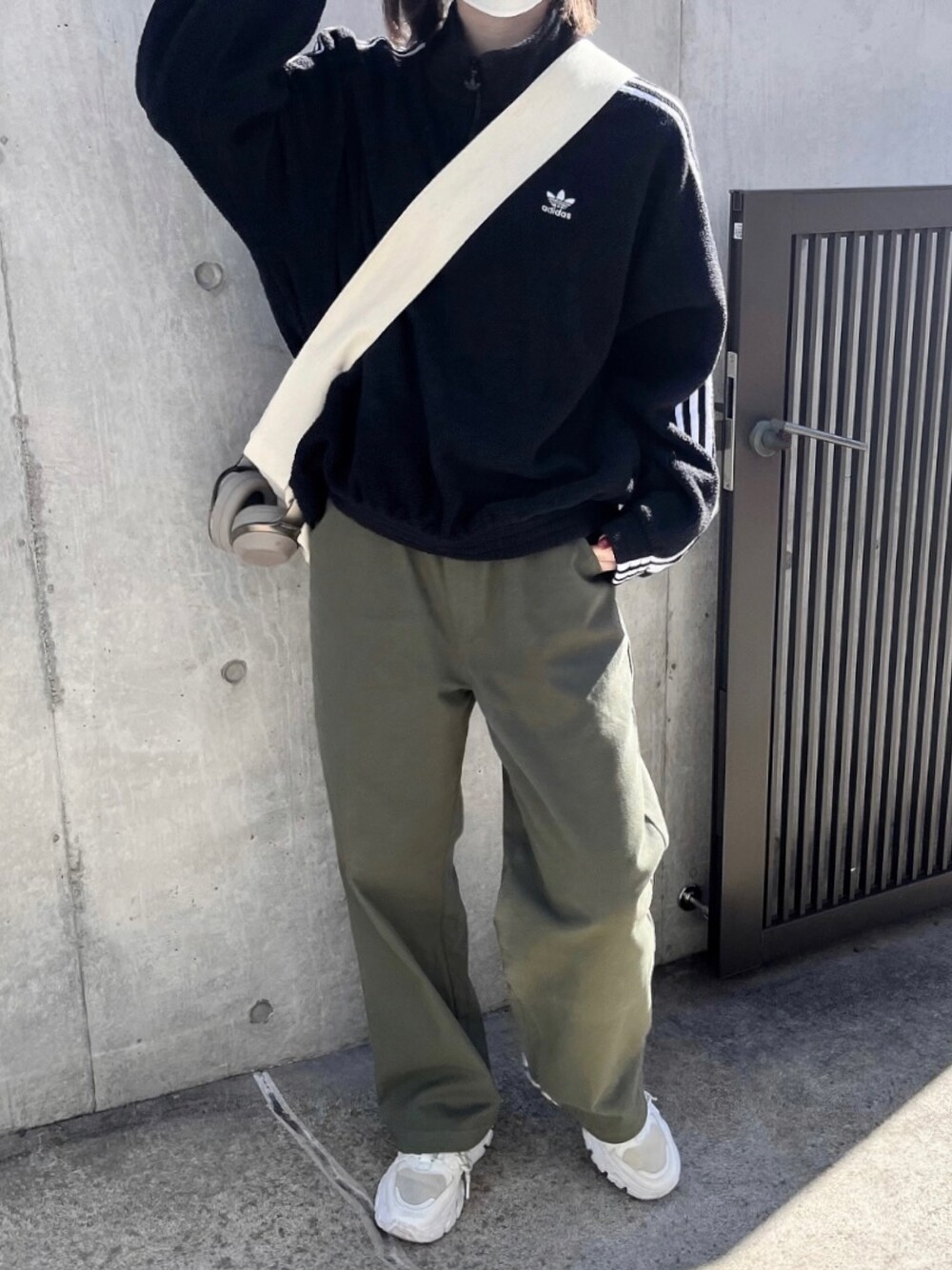 「ゆるコーデ、メンズライク、ユニセックス、カジュアルコーデ、adidas originals、ハーフジップ、フリース、古着MIX、古着、カーキ、ミリタリー、プチプラ、ストリートコーデ、ストリート、スポーツミックス」｜「Vipoaのオーバーショルダーバッグ（ショルダーバッグ、ホワイト系）」を使った、Mocyaさん（レディース・161cm）の冬コーディネートの1枚目の写真
