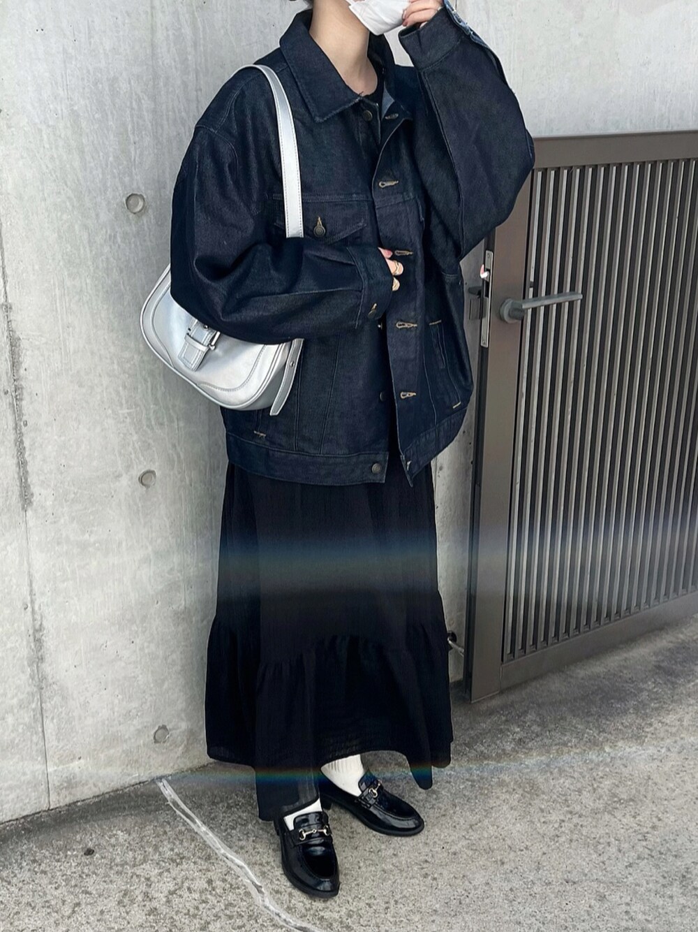 「春のおしゃ見えテクニック、春服、カジュアルコーデ、きれいめカジュアル、シンプル、着回しコーデ、オトナ女子、春服みてみて、大人可愛い、プチプラ、ワンピース、デニムジャケット、ローファー」｜「MONO-MART LADY'Sのビッグシルエットシンチバックデザインデニムジャケット（デニムジャケット、ブルー系）」を使った、Mocyaさん（レディース・161cm）の春コーディネートの1枚目の写真