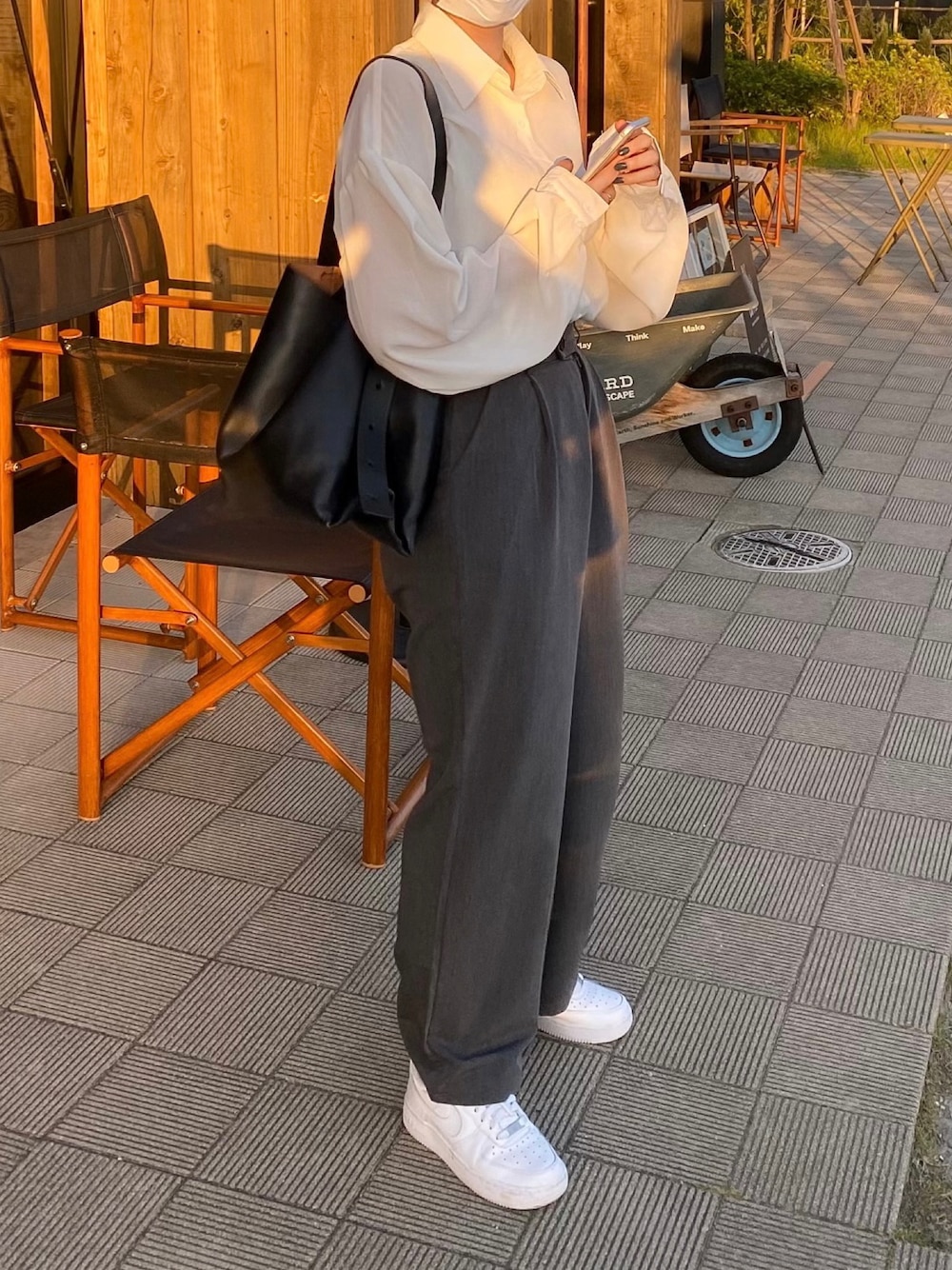 「韓国ファッション、韓国コーデ、秋服、秋服準備はじめました、休日スタイル、きれいめカジュアル、キレイめ、シャツスタイル、スラックス、ハイウエスト、タックイン、COS、モノトーン、モノトーンコーデ、オーバーサイズ」｜「by muni:rの[マニッシュきれい] ロングなシルエットのピンタックスラックス（スラックス、グレー系）」を使った、Mocyaさん（レディース・161cm）の夏コーディネートの1枚目の写真