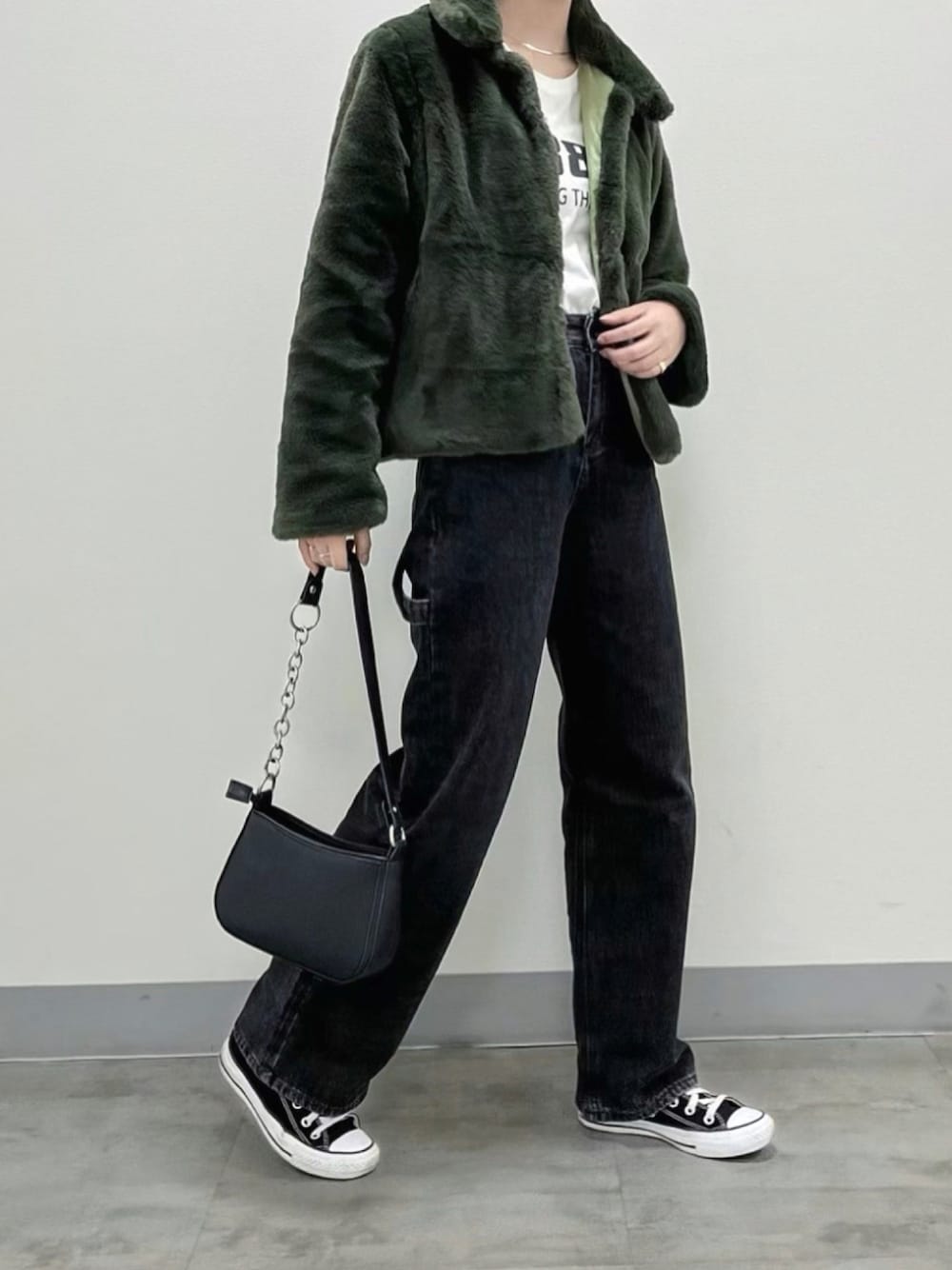 「スニーカー、グリーン、秋のコーデ、ブラックコーデ、ハイウエスト、冬コーデ、デニムパンツ、ファージャケット、ハイウエストパンツ、ゆったりコーデ、モノトーンコーデ、カジュアルコーデ、オトナカジュアル、韓国ファッション、韓国コーデ」｜「MANGROVEのグリーンファージャケット（その他アウター、グリーン系）」を使った、Mocyaさん（レディース・161cm）の秋コーディネートの1枚目の写真