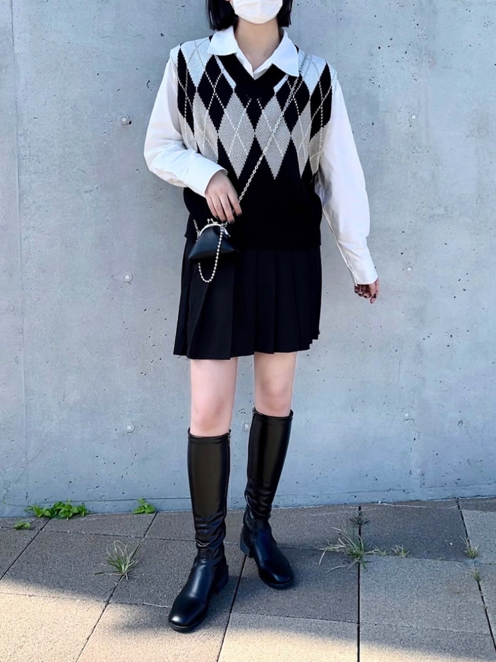 「3rdspring、sonyunara、ベスト、ニットベスト、ベスト×シャツ、アーガイル柄、韓国ブランド、韓国ファッション、プリーツスカート、ミニスカート、モノトーン、モノトーンコーデ、ロングブーツ、ガーリー」｜「SONAのSONYUNARA(ソニョナラ)Vネックアーガイルニットベスト（ベスト、ブラック系）」を使った、Mocyaさん（レディース・161cm）の秋コーディネートの1枚目の写真