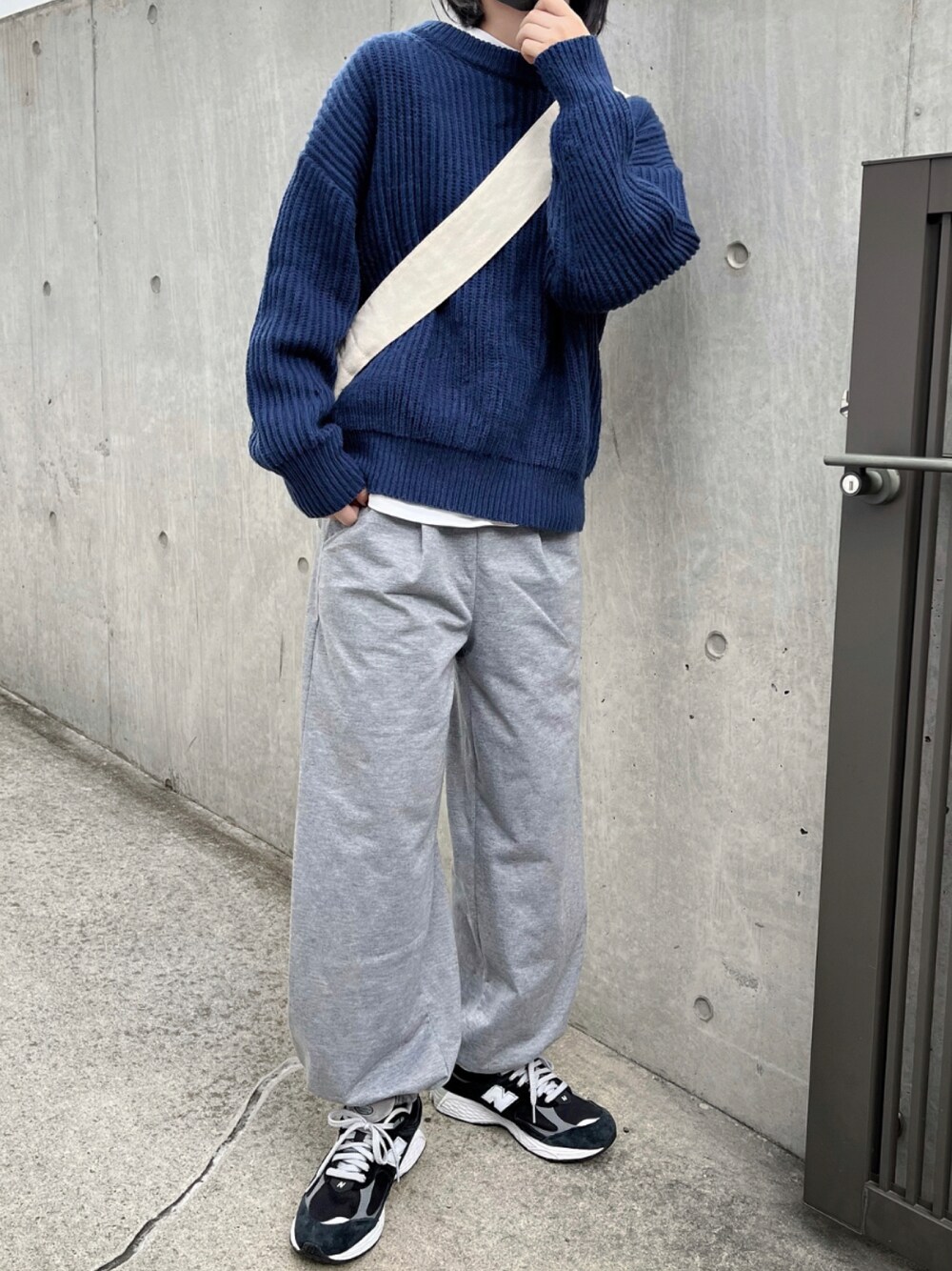 「秋服まるっと大公開、秋服、メンズライク、ゆるコーデ、ラフコーデ、ニット、ブルー、スウェット、スウェットパンツ、ショルダーバッグ、スニーカーコーデ、New Balance」｜「NEW BALANCEのM2002R GTX（スニーカー、ブラック系）」を使った、Mocyaさん（レディース・161cm）の秋コーディネートの1枚目の写真