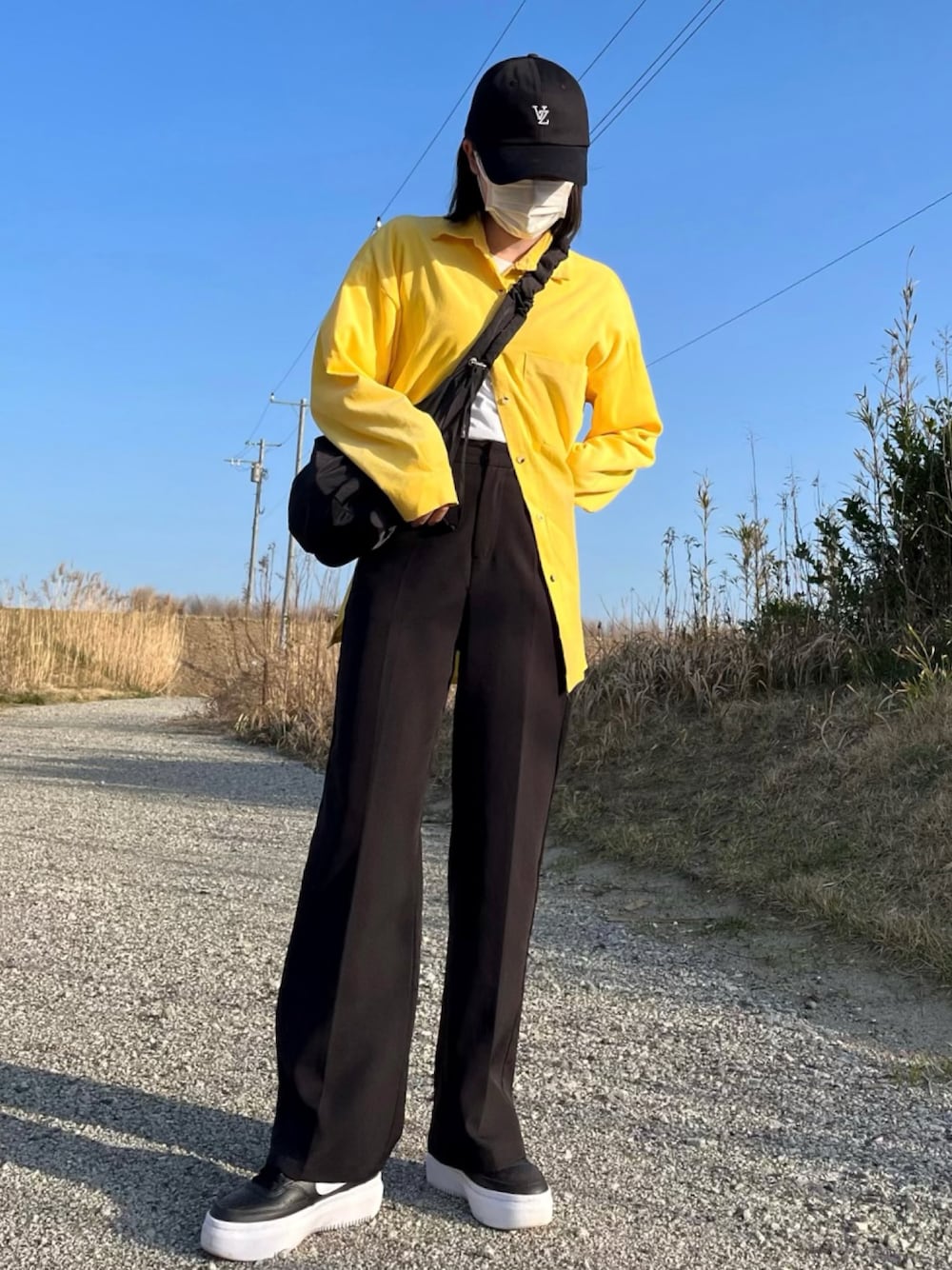 「春コーデ、カジュアルコーデ、ootd、韓国ファッション、韓国コーデ、ストリート、メンズライク、シャツスタイル、イエロー、ブラック、キャップ、スラックス、ビッグシルエット」｜「MANGROVEのコーデュロイルーズシャツ（シャツ/ブラウス、イエロー系）」を使った、Mocyaさん（レディース・161cm）の春コーディネートの1枚目の写真