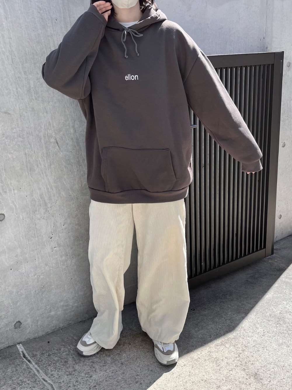 「春コーデ、シンプルコーデ、パーカー、パーカーコーデ、プチプラ、パンツスタイル、コーデュロイ、ビッグシルエット、ストリート、ストリートコーデ、ゆるコーデ、ラクチンコーデ、韓国ファッション」｜「DEVICEの韓国スタイル ビッグシルエット フーディ パーカー（パーカー、グレー系）」を使った、Mocyaさん（レディース・161cm）の冬コーディネートの1枚目の写真