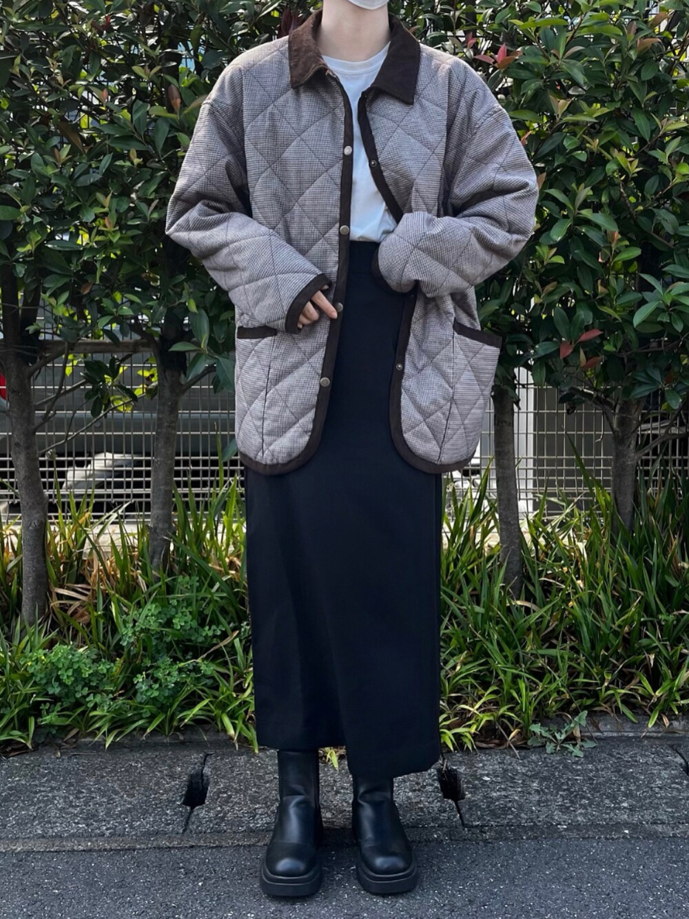 「PR、キルティングジャケット、ジャケットスタイル、秋服コーデ、秋コーデ、秋冬コーデ、シンプルコーデ、きれいめカジュアル、大人コーデ、カジュアルコーデ、スカート、ブーツ」｜「Auntie Rosa Holidayのカラーナロースカート / サイズ展開あり（スカート、ブラック系）」を使った、Mocyaさん（レディース・161cm）の秋コーディネートの1枚目の写真