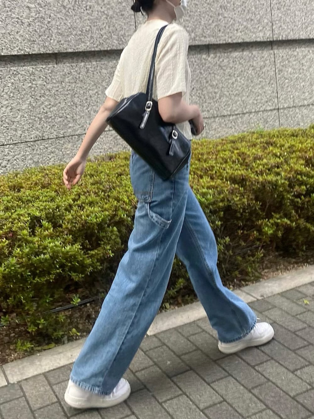 「このスタイルがお気に入り、シンプルコーデ、シンプルスタイル、プチプラコーデ、デニムパンツ、ハイウエスト、大人カジュアル、カジュアルコーデ、ゆるコーデ、ラフコーデ、スニーカーコーデ、ショルダーバッグ、NIKE、韓国ファッション」｜「KastaneのシャギーTee（Tシャツ/カットソー、ホワイト系）」を使った、Mocyaさん（レディース・161cm）の夏コーディネートの1枚目の写真