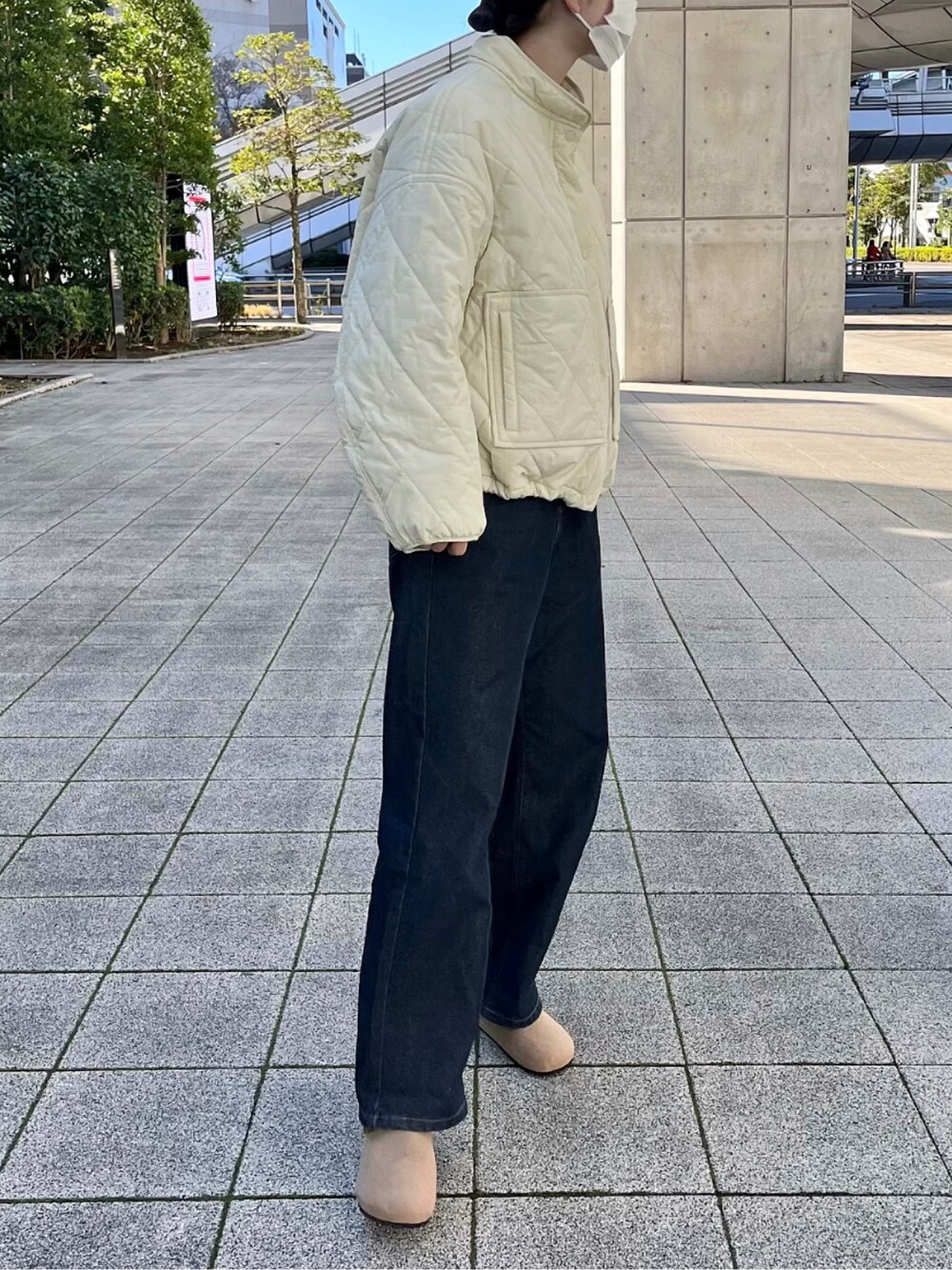 「カジュアルコーデ、休日スタイル、冬のコーデ、メンズライク、ボーイッシュ、シンプルコーデ、ジャケット、ブルゾン、キルティング、キルティングジャケット、サンダル、デニム、デニムパンツ」｜「LOWRYS FARMのナカワタショートブルゾン　344553（ミリタリージャケット、ホワイト系）」を使った、Mocyaさん（レディース・161cm）の秋コーディネートの1枚目の写真