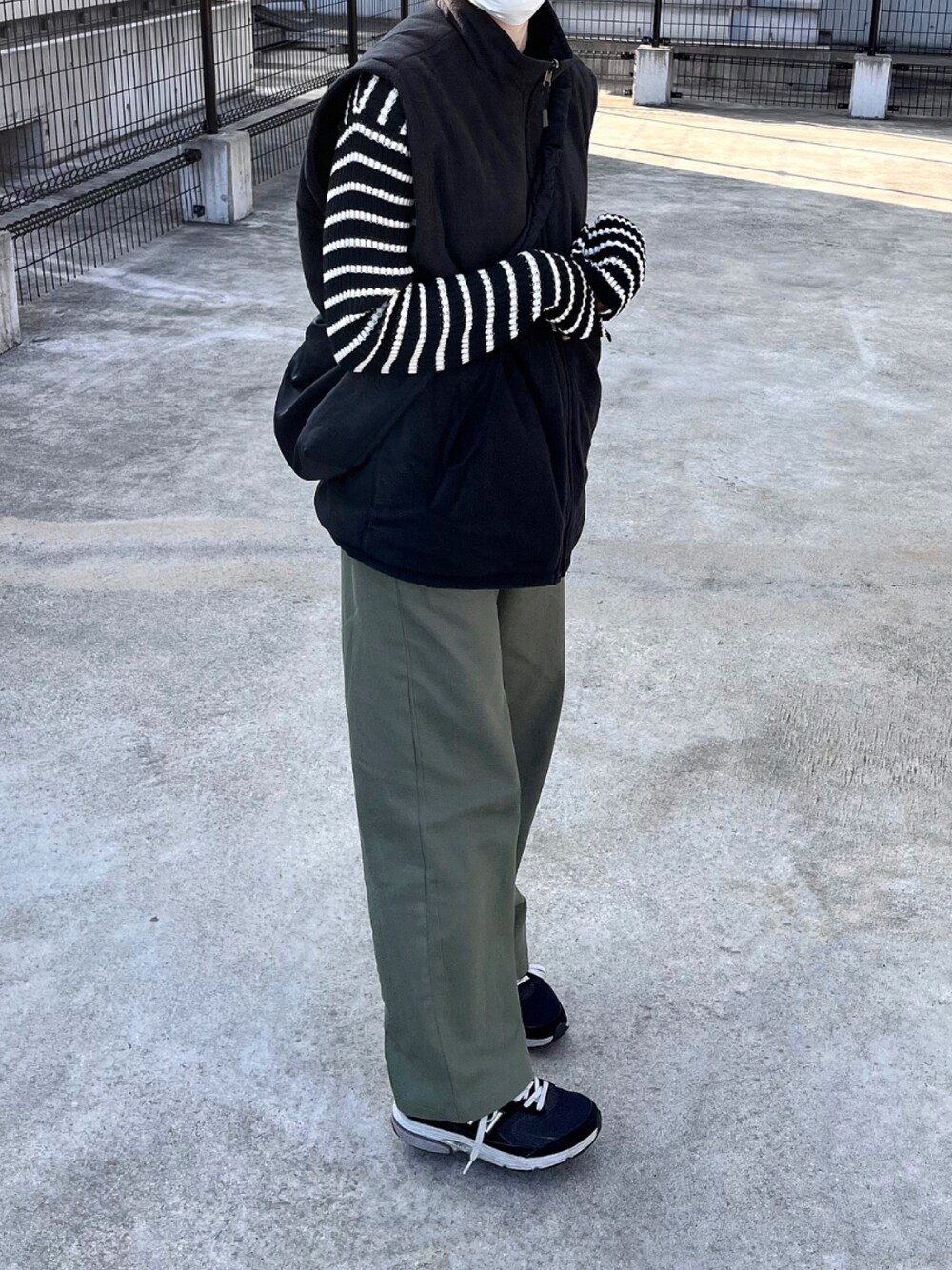 「春服デビュー宣言、メンズライク、ストリート、ストリートコーデ、カジュアルコーデ、スニーカーコーデ、New Balance、フリース、ベスト、カーキ、ワイドパンツ、ボーダートップス、ゆるコーデ、シンプル、古着MIX」｜「HALEY PESCAのHALEY PESCA/大容量パステルカラー ショルダーバッグ（ショルダーバッグ、ブラック系）」を使った、Mocyaさん（レディース・161cm）の春コーディネートの1枚目の写真
