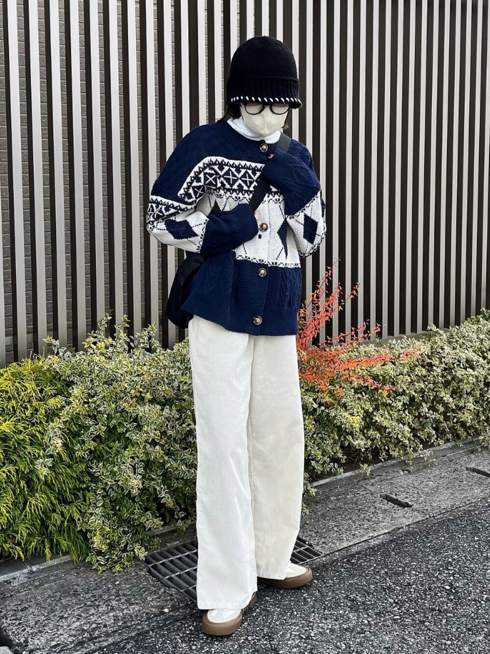「シンプルスタイル、韓国ファッション、カジュアルコーデ、カーディガン、バケットハット、タートルネック、スニーカー、ショルダーバッグ、メガネ女子、コーデュロイ、パンツスタイル、ゆるコーデ」｜「c.u.lの【c.u.l】カギ編みバケットハット cula271（ハット、ブラック系）」を使った、Mocyaさん（レディース・161cm）の冬コーディネートの1枚目の写真
