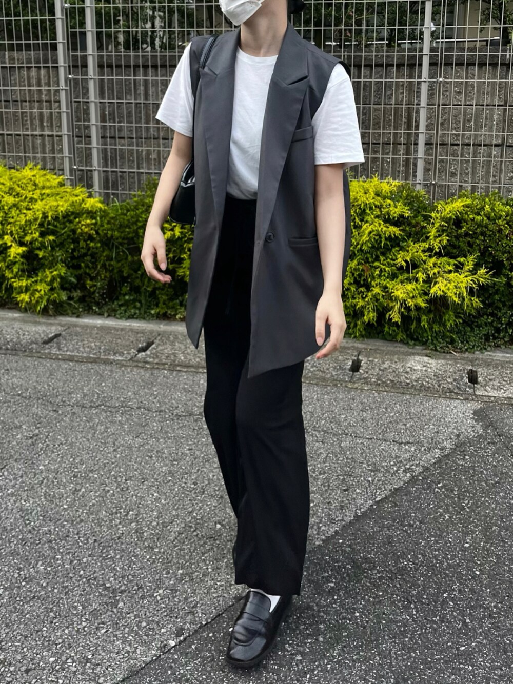 「大人コーデ、オトナカジュアル、きれいめカジュアル、シンプルスタイル、モノトーンコーデ、モノトーン、プチプラ、オトナ女子、白Tシャツ、Tシャツ、おでかけコーデ、パンツスタイル、ローファー、韓国ファッション」｜「SVECのスクエアトゥ コイン ローファー（ローファー、ブラック系）」を使った、Mocyaさん（レディース・161cm）の夏コーディネートの1枚目の写真