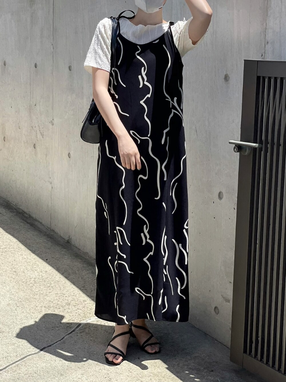 「このスタイルがお気に入り、夏コーデ、シンプルスタイル、大人女子、大人コーデ、おでかけコーデ、シンプルコーデ、キレイめ、モノトーンコーデ、モノトーン、ワンピース、韓国ファッション」｜「Kastaneのウェーブ柄パイピングワンピース（ワンピース、ブラック系）」を使った、Mocyaさん（レディース・161cm）の夏コーディネートの1枚目の写真
