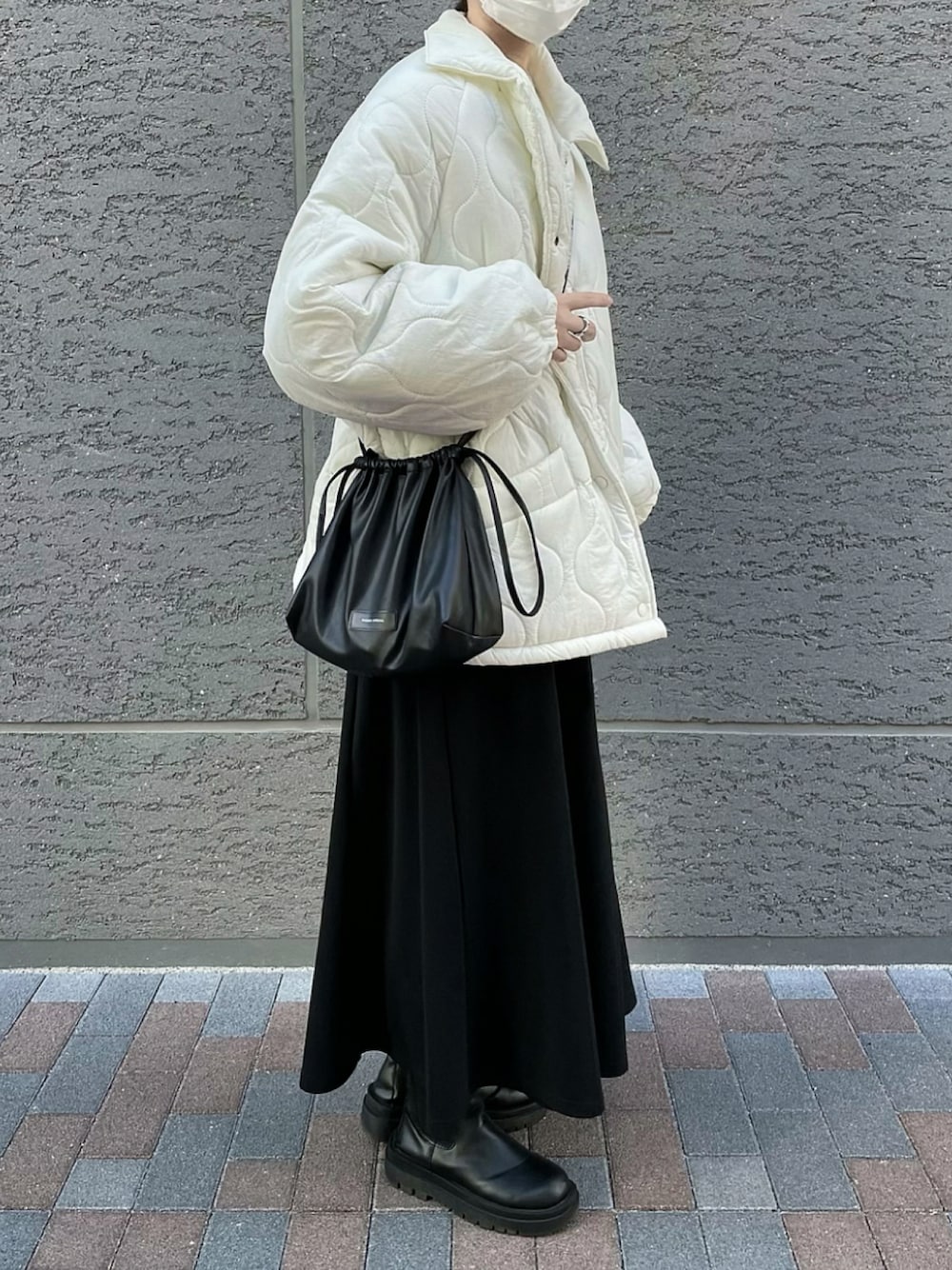 「新星WEARISTAにエントリー、WEARyouthコーデ、冬コーデ、クリスマスに着たい服、モノトーンコーデ、モノトーン、シンプルコーデ、プチプラコーデ、きれいめカジュアル、カジュアルコーデ、大人コーデ、ジャケット、キルティングジャケット、ロングスカート、ブーツ」｜「PUAL CE CINの【Du noir】セットアップ対応／ポンチスカート（スカート、ブラック系）」を使った、Mocyaさん（レディース・161cm）の冬コーディネートの1枚目の写真