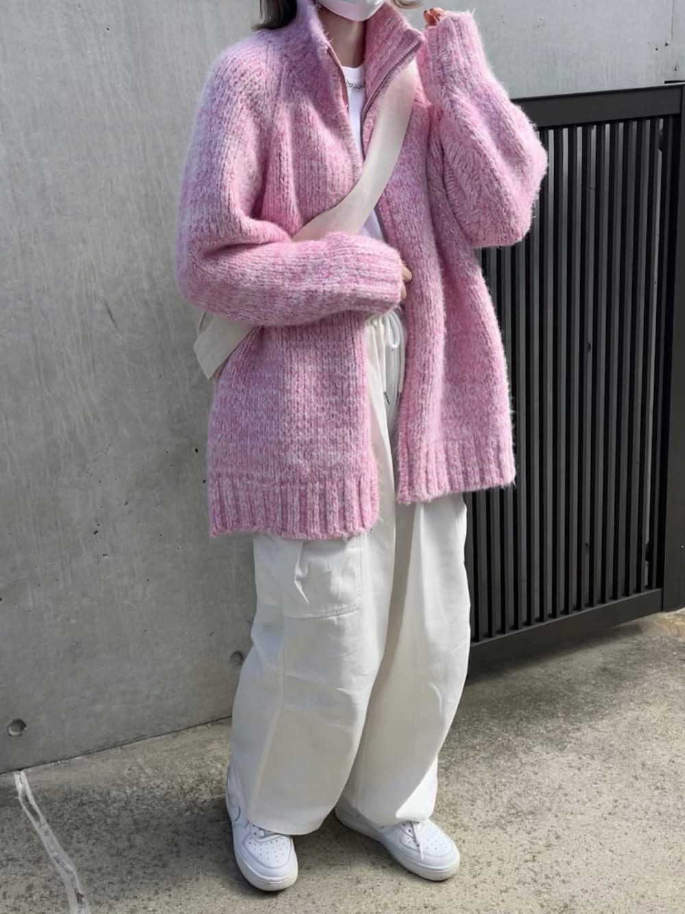 「重ね着ベストシーズン、ゆるコーデ、ラフ、今日のコーデ、カジュアルコーデ、メンズライク、ニット、ピンク、ピンクコーデ、ホワイト、カラーコーデ、カーディガン、ストリートコーデ、カーゴパンツ、スニーカーコーデ」｜「BLONDEYのドライバーズニット（ニット/セーター、ピンク系）」を使った、Mocyaさん（レディース・161cm）の秋コーディネートの1枚目の写真