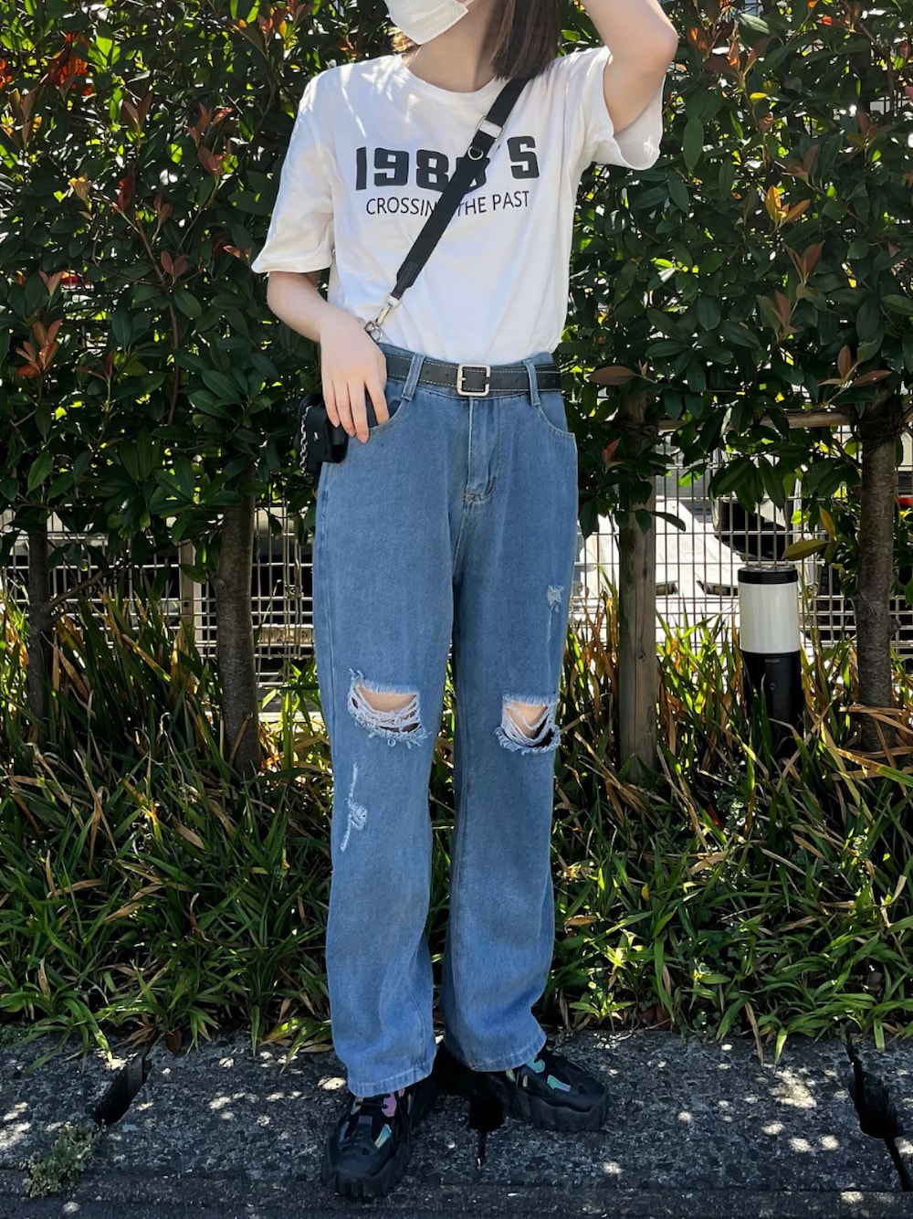 「シンプルコーデ、カジュアルコーデ、休日スタイル、デニムパンツ、ダメージデニムパンツ、ストリート、メンズライク、メンズライクコーデ、スニーカーコーデ、ゆるコーデ、ラフ、韓国ファッション、ロゴT、白Tシャツ」｜「CLEAのダメージクラッシュワイドデニムパンツ（デニムパンツ、ブルー系）」を使った、Mocyaさん（レディース・161cm）の秋コーディネートの1枚目の写真