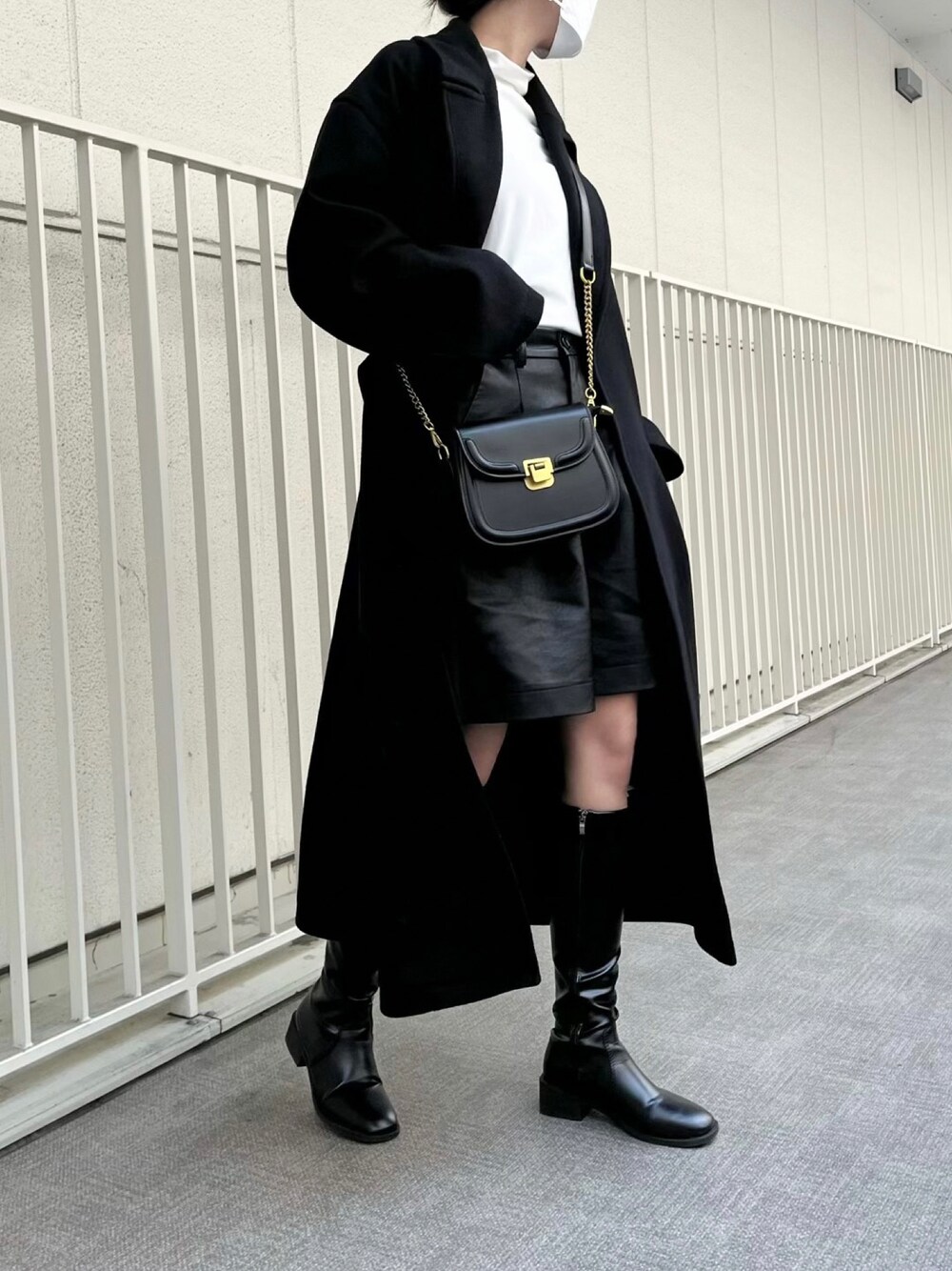 「秋冬コーデ、秋コーデ、オトナ女子、大人カジュアル、カジュアルコーデ、シンプル、ブラック、ブラックコーデ、モノトーン、モノトーンコーデ、ミニバッグ、ロングブーツ、韓国ファッション、レザー、ショートパンツ」｜「HALEY PESCAのHALEY PESCA/ハイウエスト PUレザー  ルーズシルエット ハーフパンツ（その他パンツ、ブラック系）」を使った、Mocyaさん（レディース・161cm）の秋コーディネートの1枚目の写真